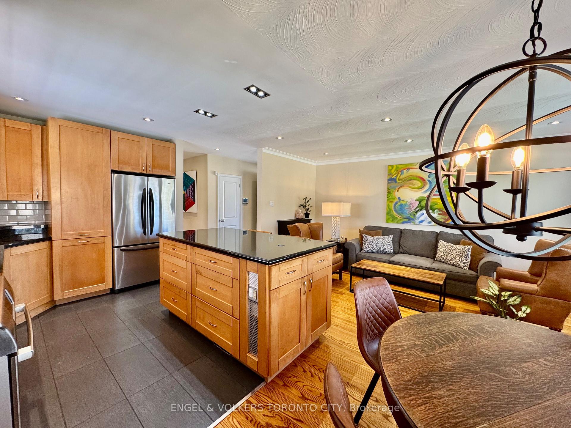 Photo 13 of 41 Paragon Road, Etobicoke, Kingsview Village-The Westway — HOMEH