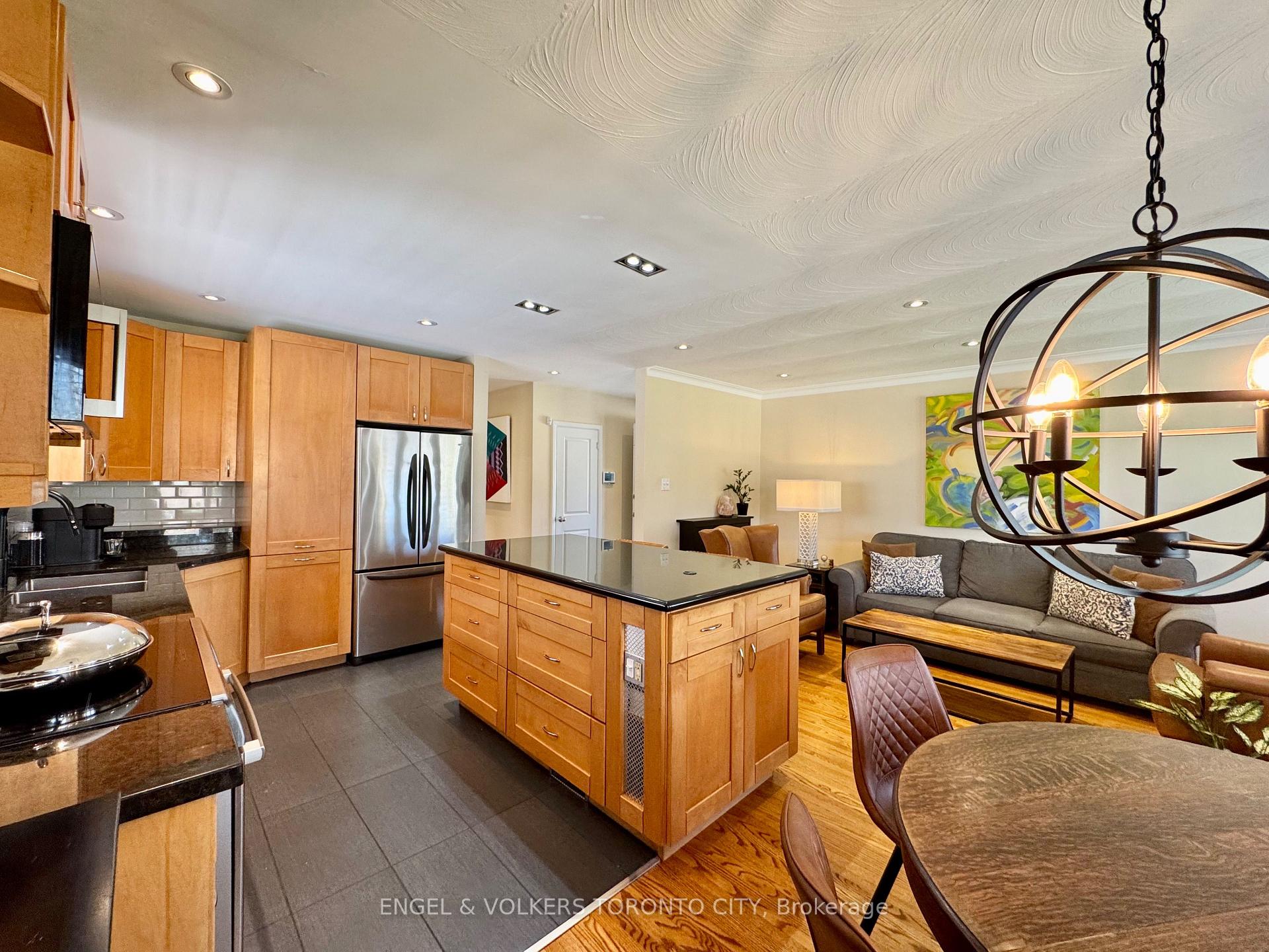 Photo 14 of 41 Paragon Road, Etobicoke, Kingsview Village-The Westway — HOMEH