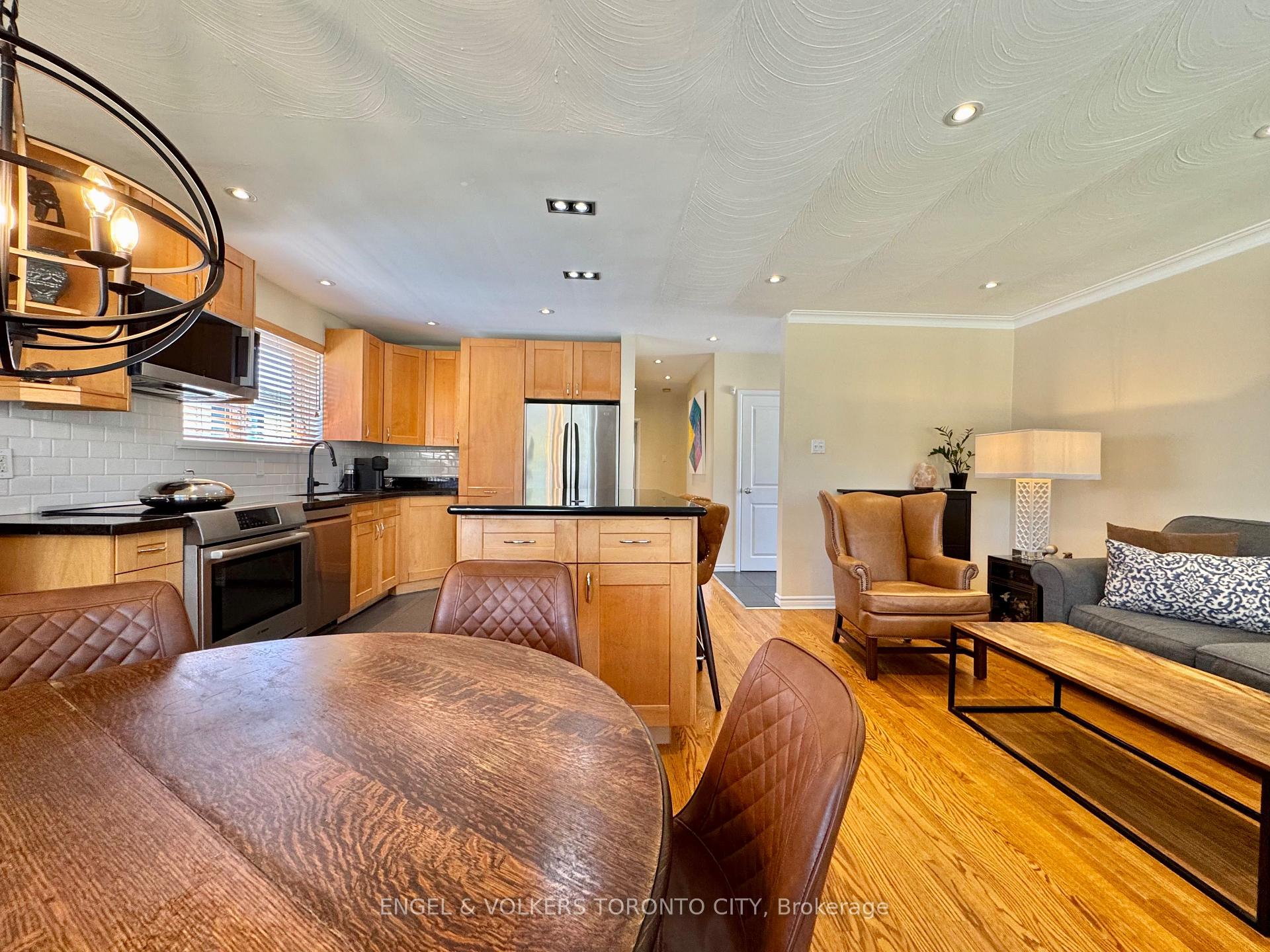 Photo 17 of 41 Paragon Road, Etobicoke, Kingsview Village-The Westway — HOMEH