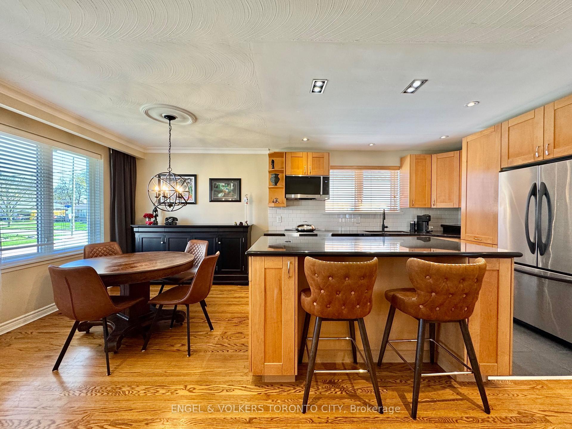 Photo 23 of 41 Paragon Road, Etobicoke, Kingsview Village-The Westway — HOMEH