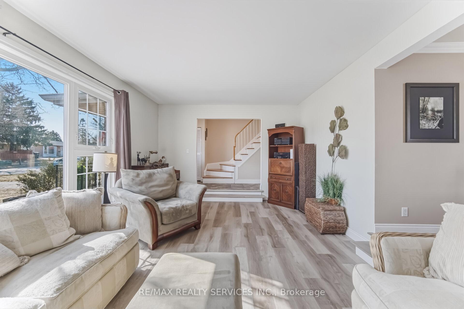 Photo 3 of 15 Braemar Drive, Brampton, Avondale — HOMEH
