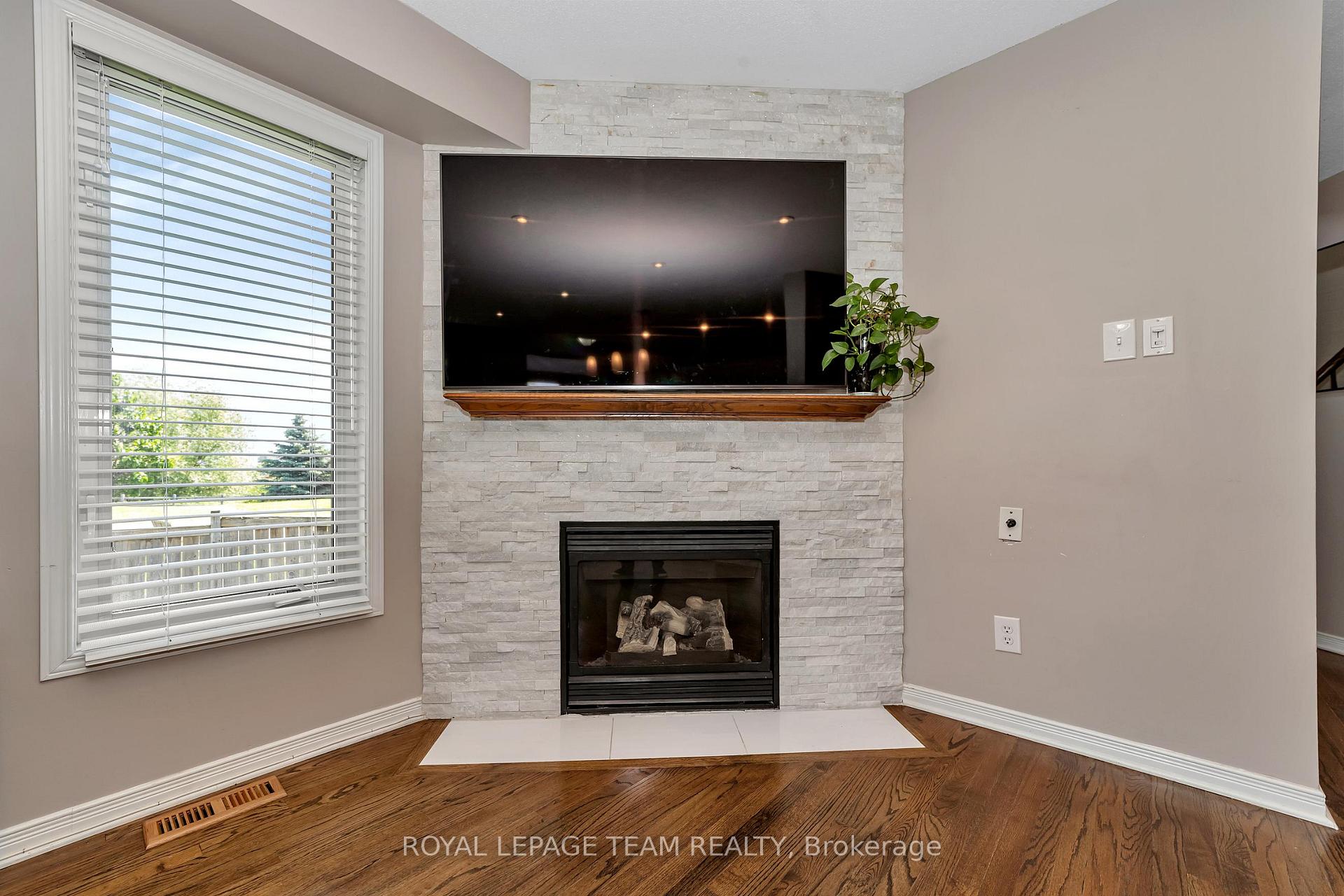 Photo 12 of 348 Brigitta Street, Ottawa, Kanata - Emerald Meadows/Trailwest — HOMEH
