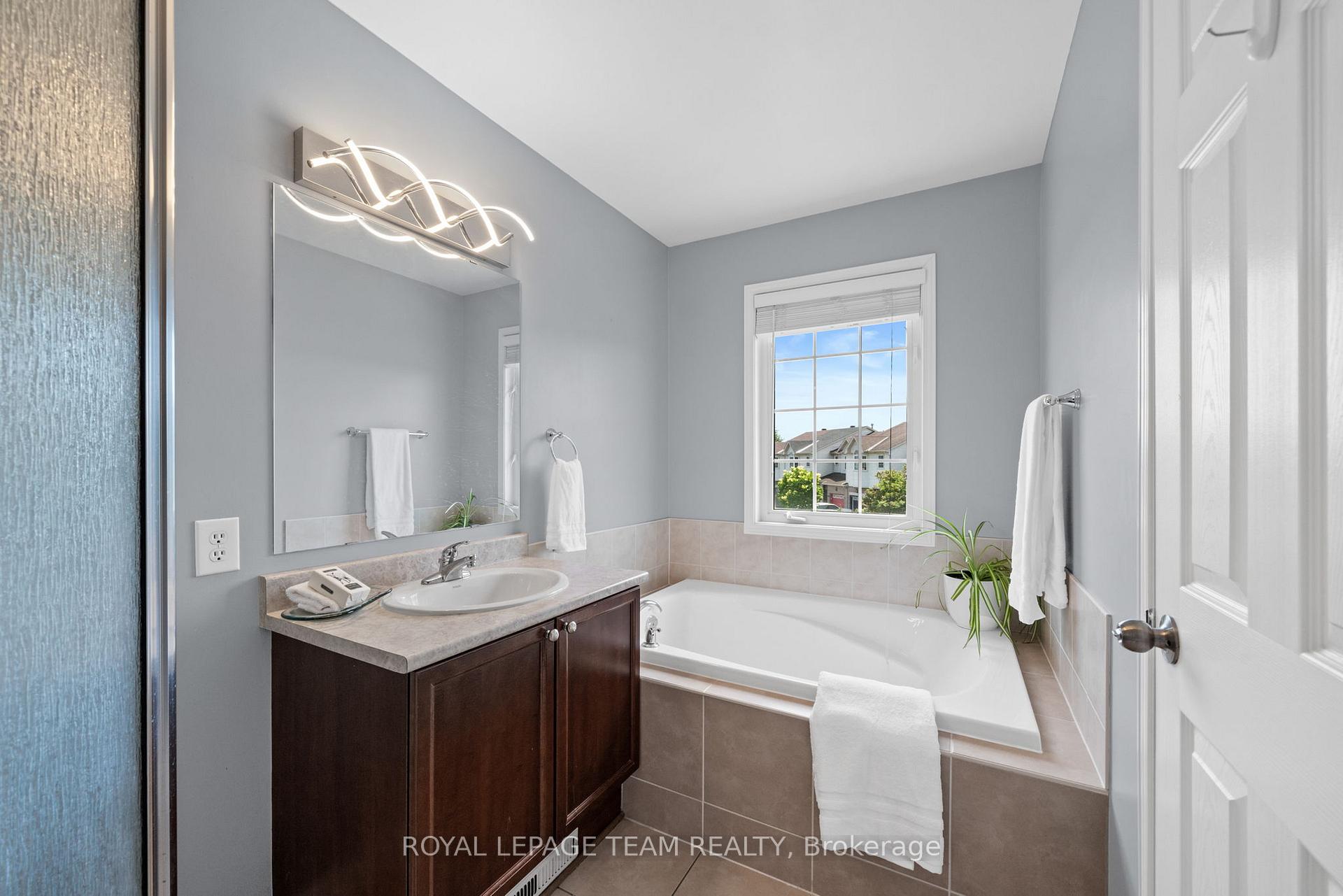Photo 26 of 348 Brigitta Street, Ottawa, Kanata - Emerald Meadows/Trailwest — HOMEH