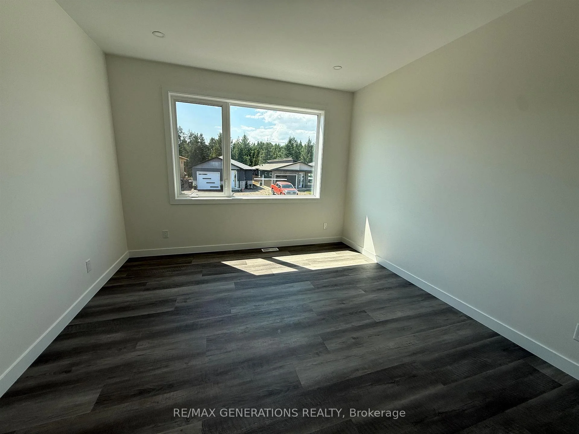 Photo 8 of 154 Bruin Crescent, Thunder Bay, Parkdale — HOMEH