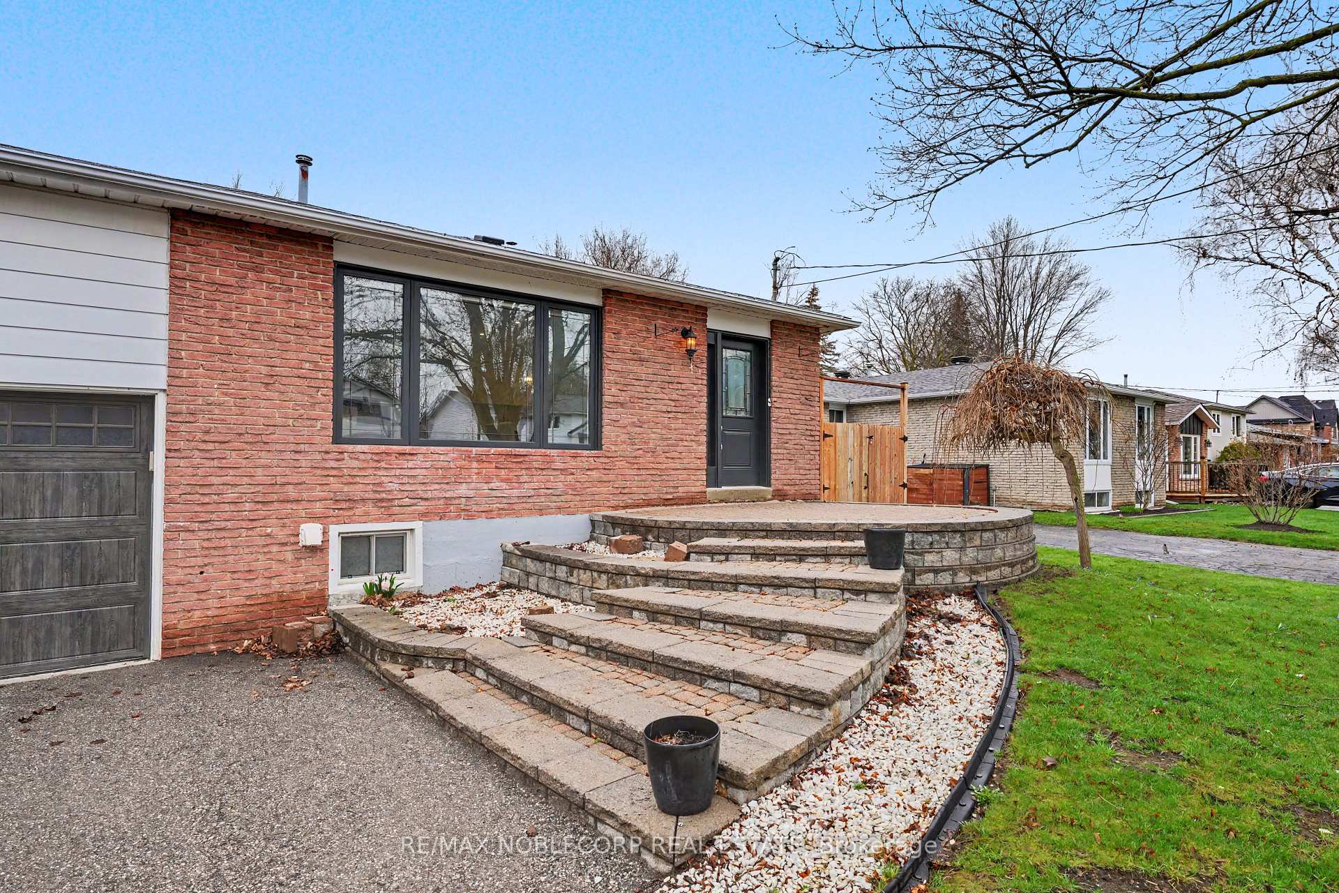 Photo 7 of 24 Maple Avenue W, New Tecumseth, Beeton — HOMEH