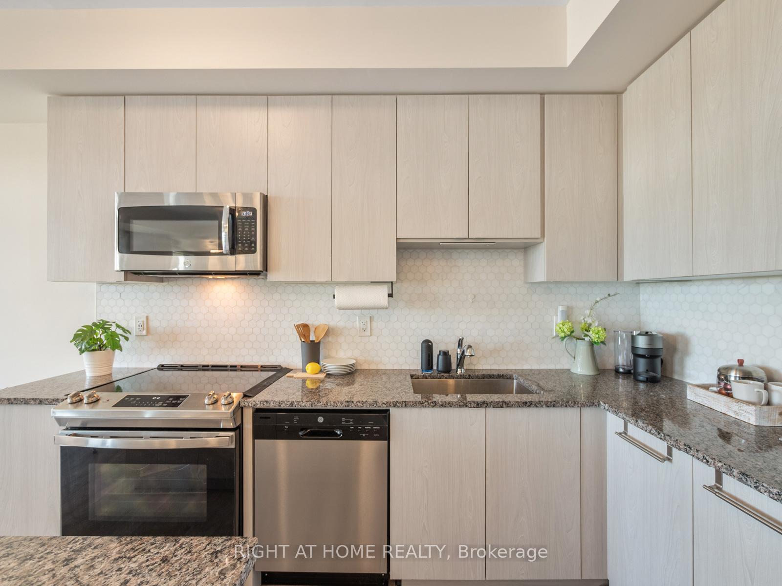 Photo 7 of Unit 403, 2550 Castlegate Crossing, Pickering, Duffin Heights — HOMEH