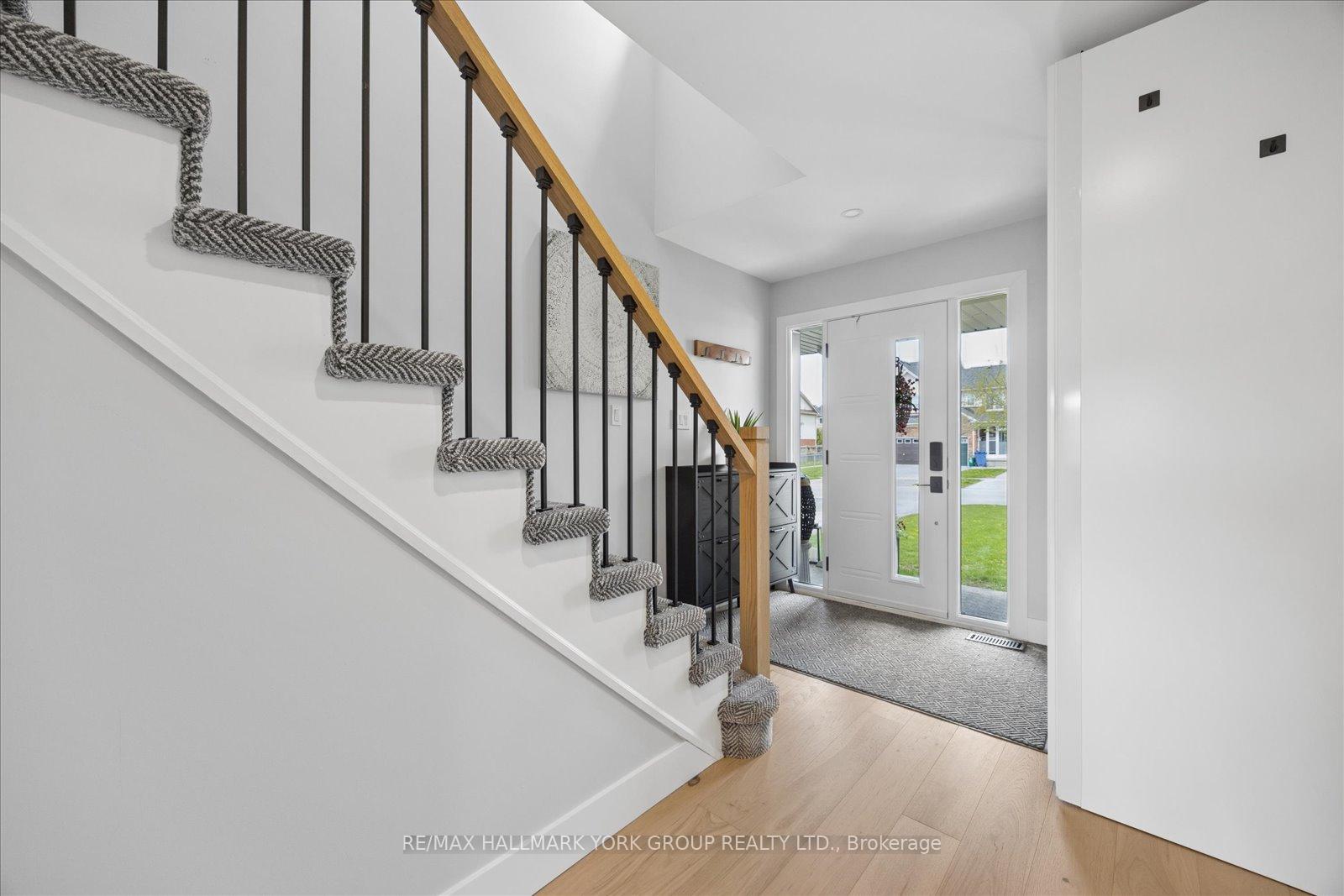 Photo 4 of 50 Hammill Heights, East Gwillimbury, Mt Albert — HOMEH