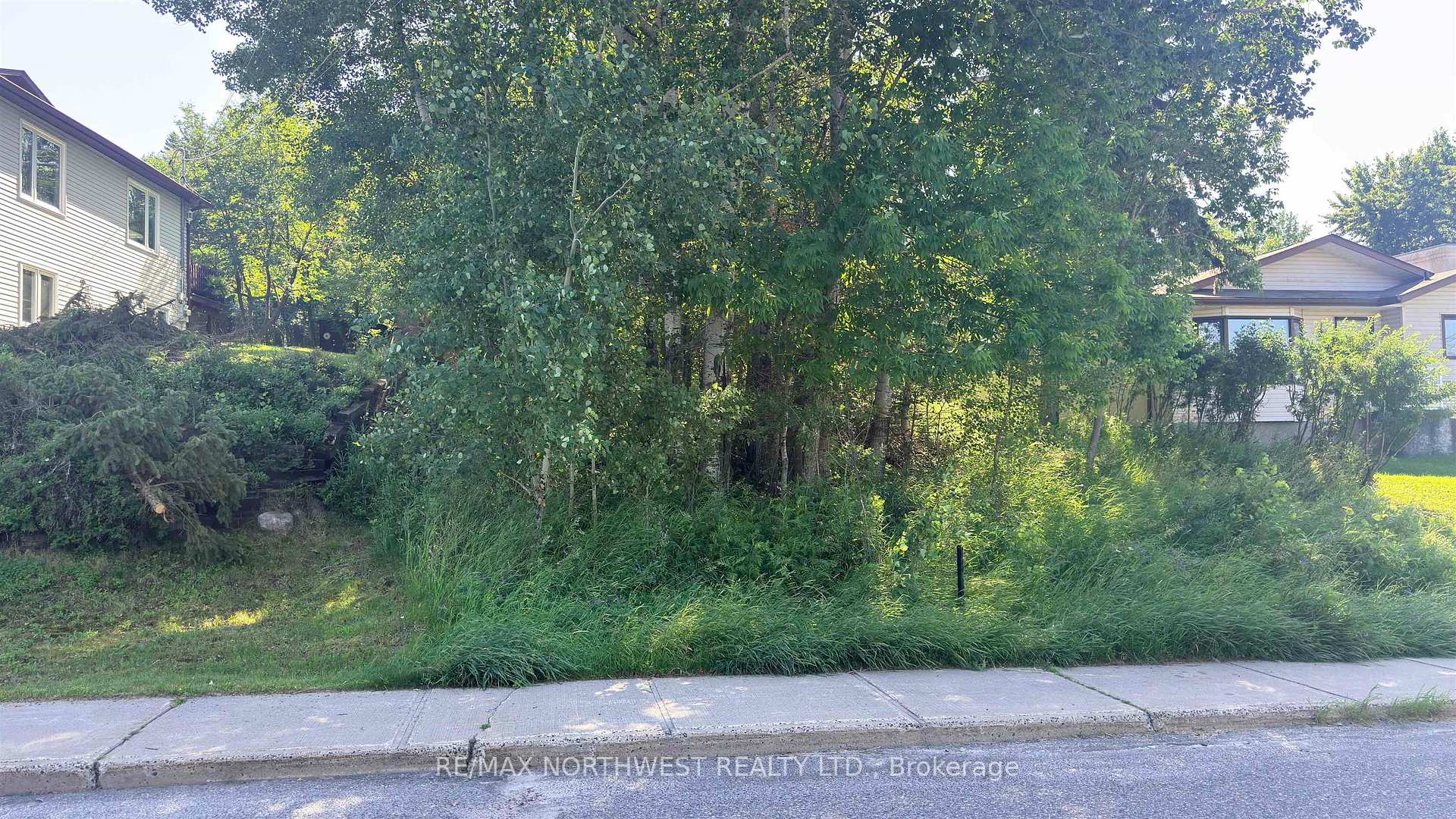 Photo 5 of 881 4th Avenue S, Kenora, Lakeside — HOMEH