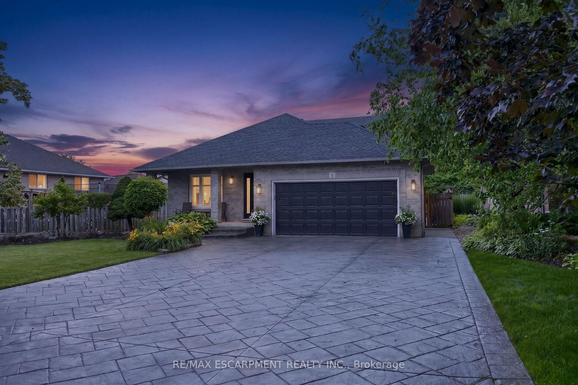 Photo 3 of 51 Cabriolet Crescent, Hamilton, Ancaster — HOMEH