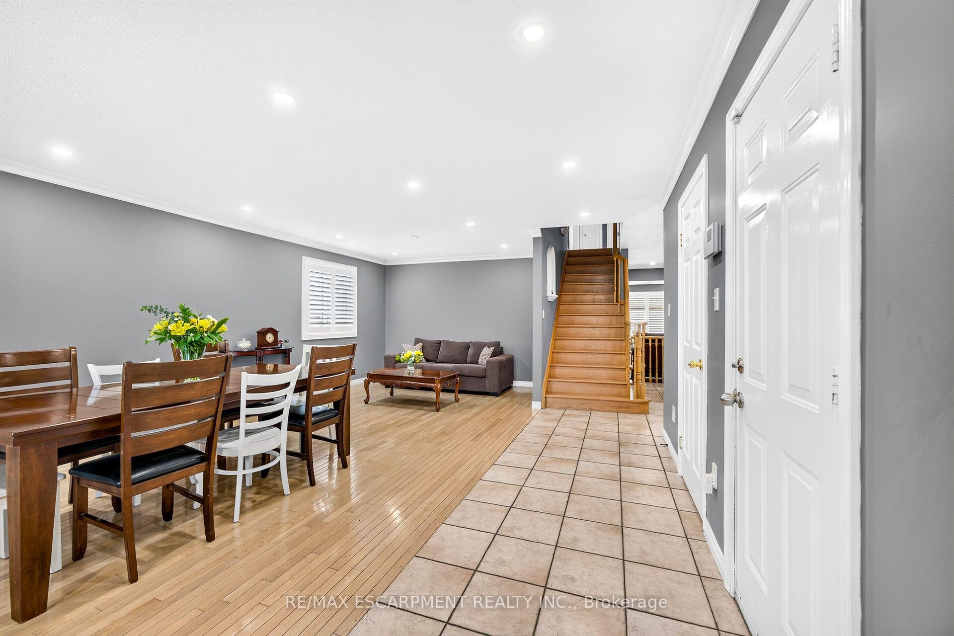 Photo 5 of 51 Cabriolet Crescent, Hamilton, Ancaster — HOMEH