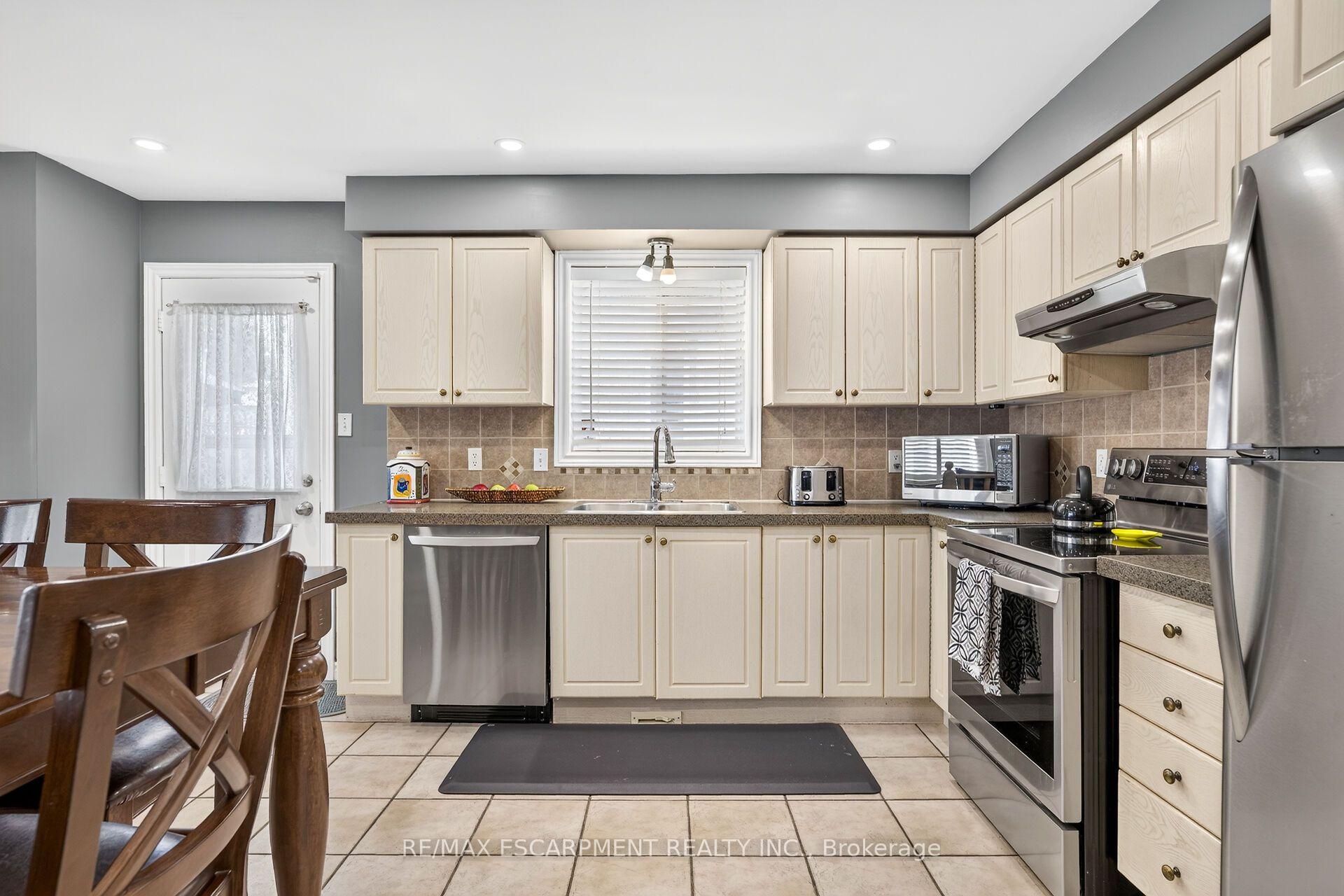 Photo 11 of 51 Cabriolet Crescent, Hamilton, Ancaster — HOMEH
