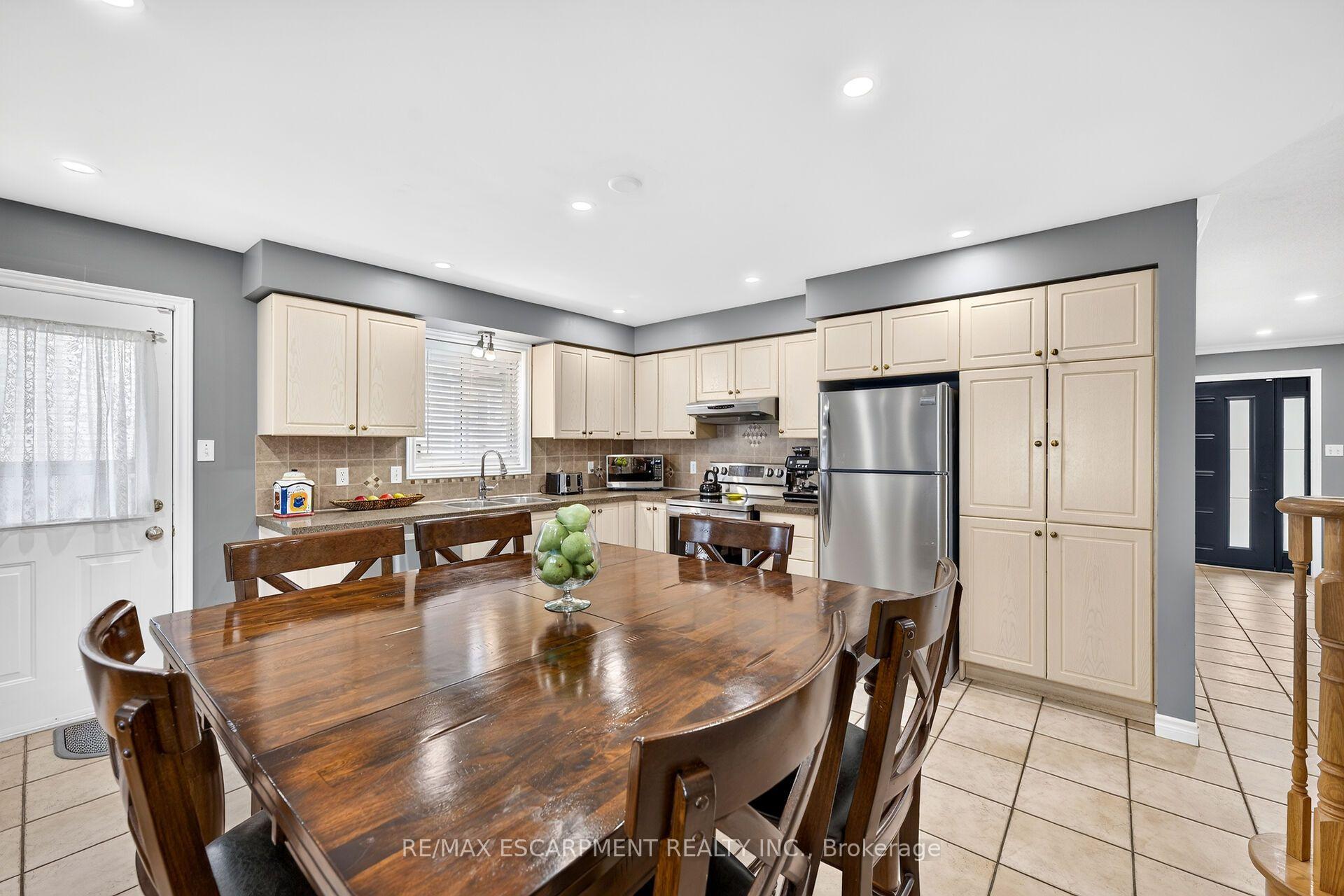Photo 12 of 51 Cabriolet Crescent, Hamilton, Ancaster — HOMEH