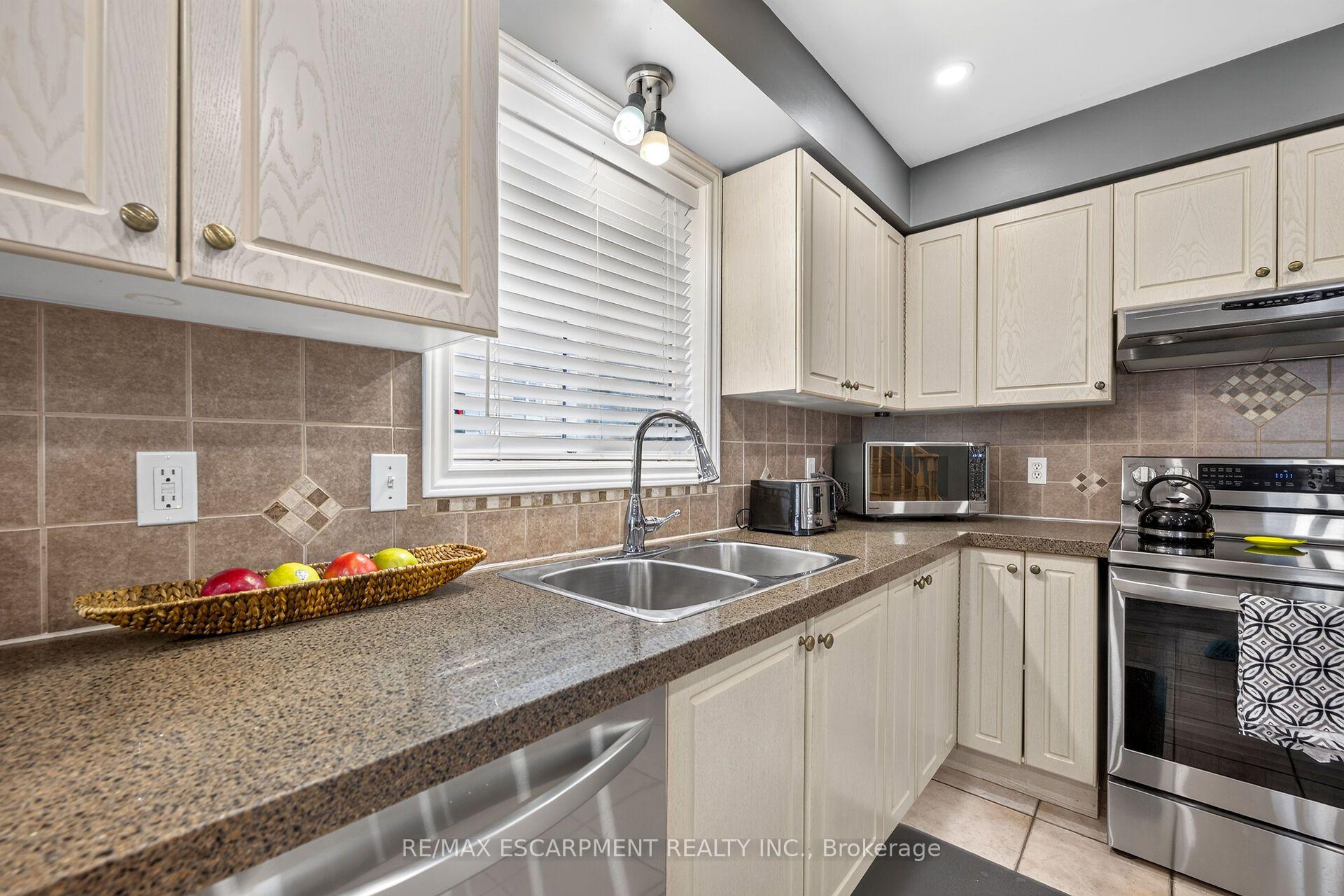 Photo 13 of 51 Cabriolet Crescent, Hamilton, Ancaster — HOMEH