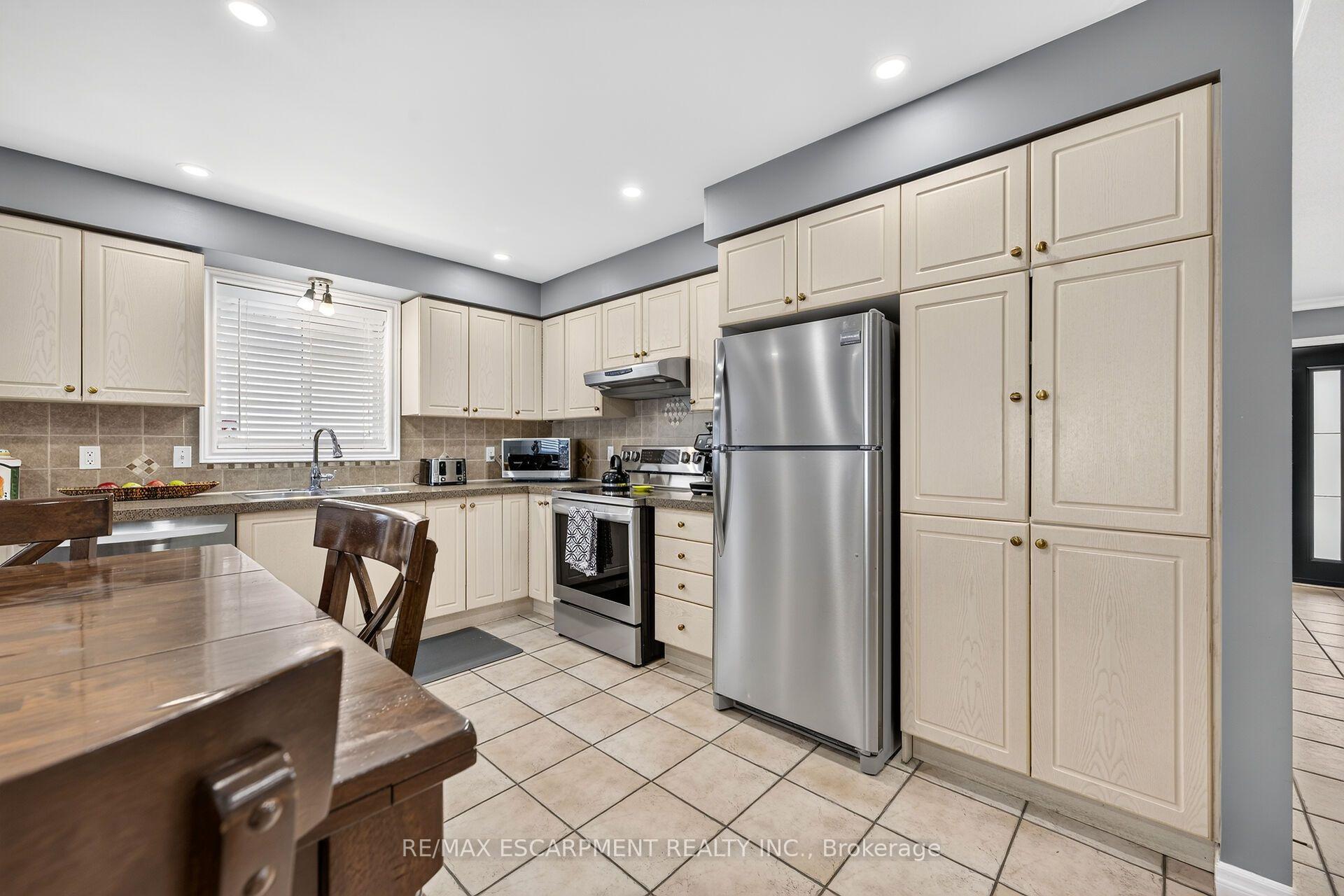 Photo 14 of 51 Cabriolet Crescent, Hamilton, Ancaster — HOMEH