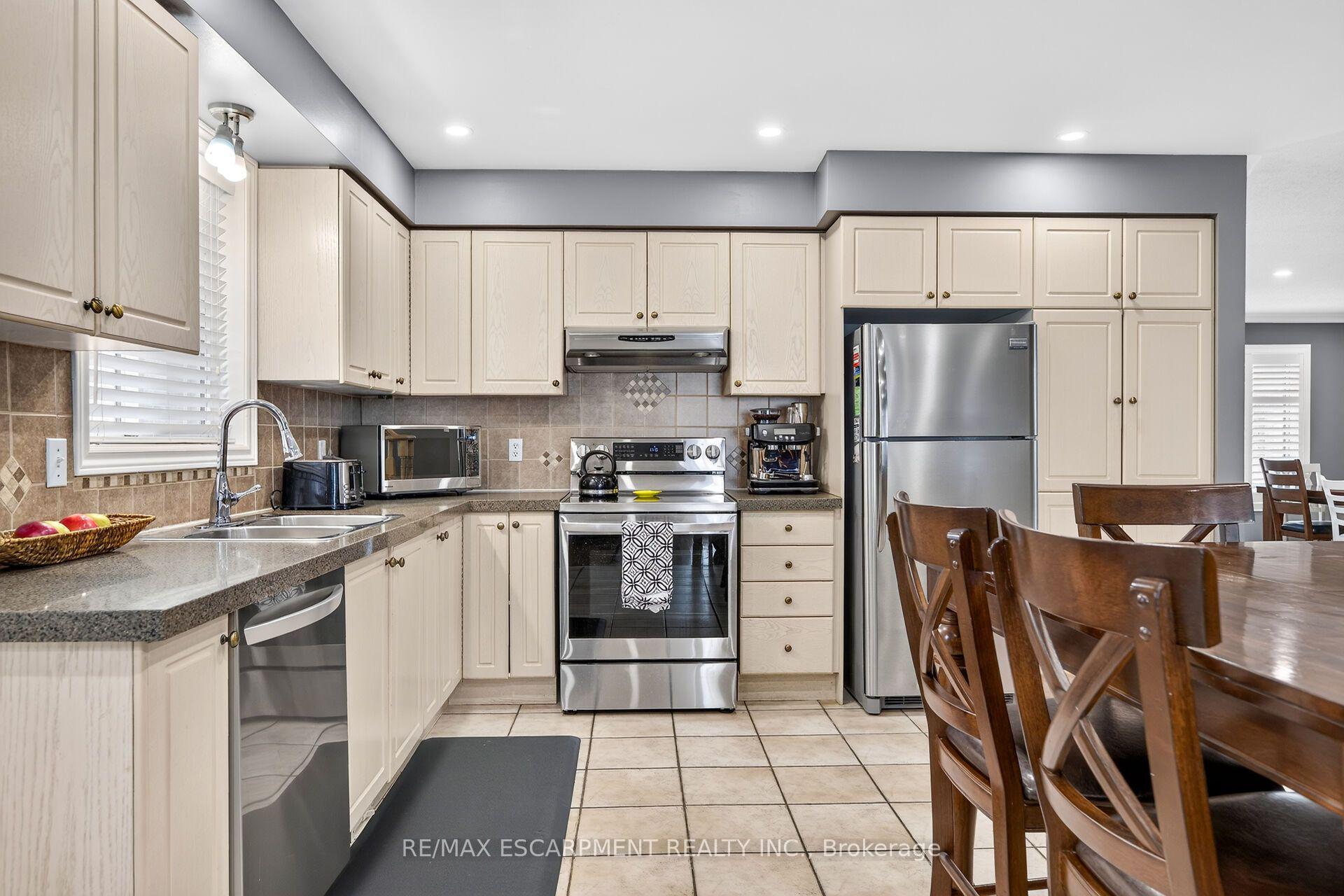 Photo 15 of 51 Cabriolet Crescent, Hamilton, Ancaster — HOMEH