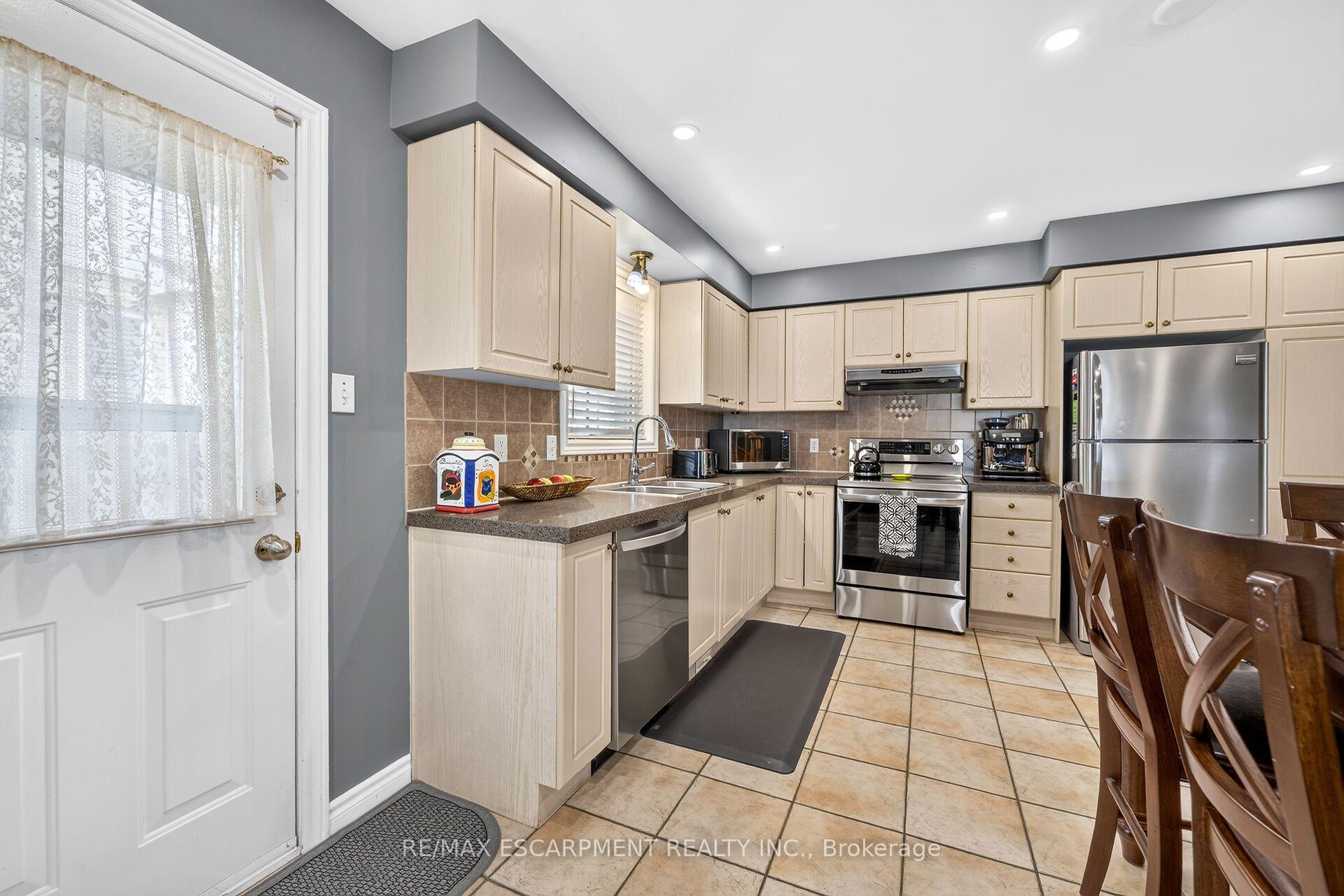 Photo 18 of 51 Cabriolet Crescent, Hamilton, Ancaster — HOMEH
