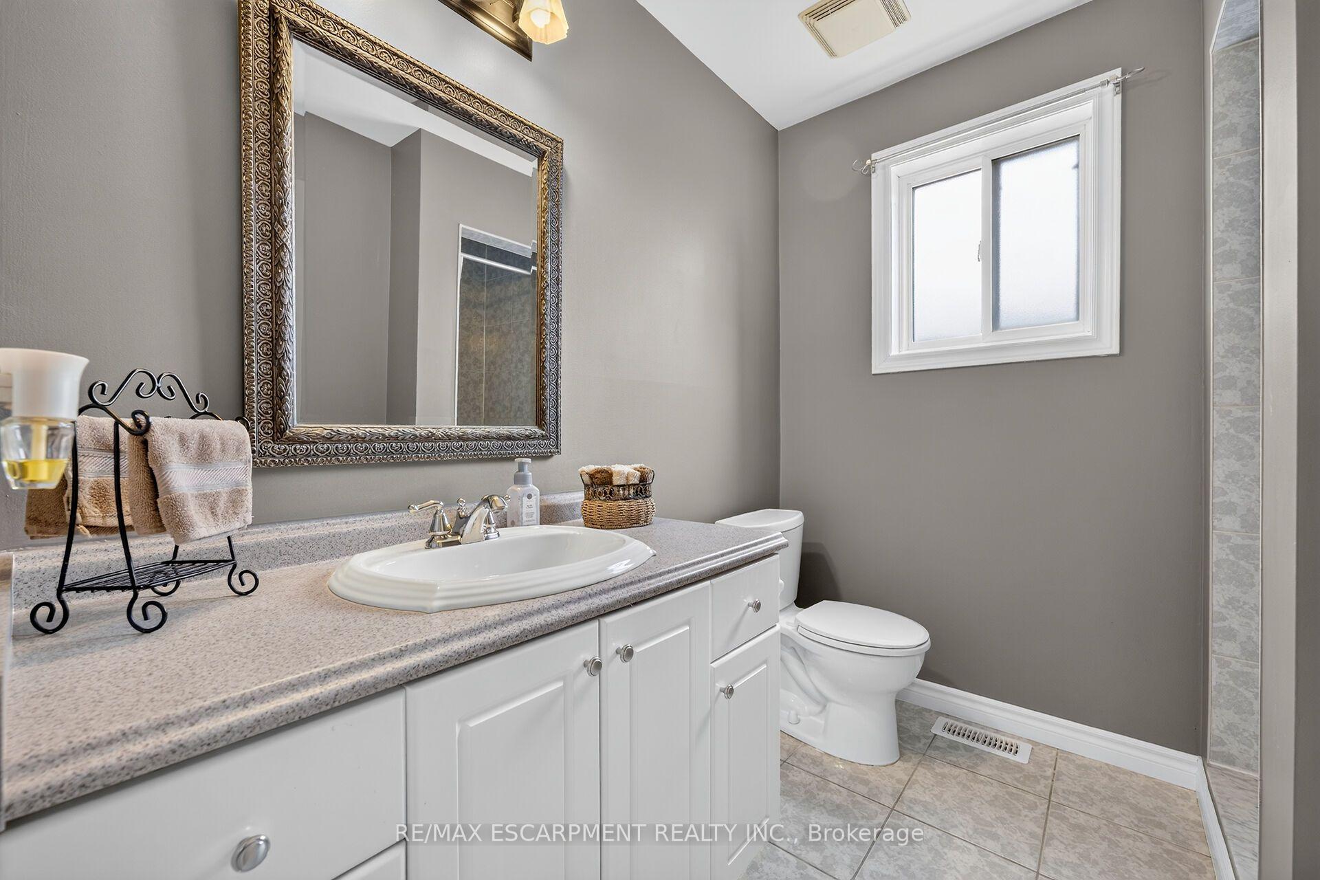 Photo 33 of 51 Cabriolet Crescent, Hamilton, Ancaster — HOMEH