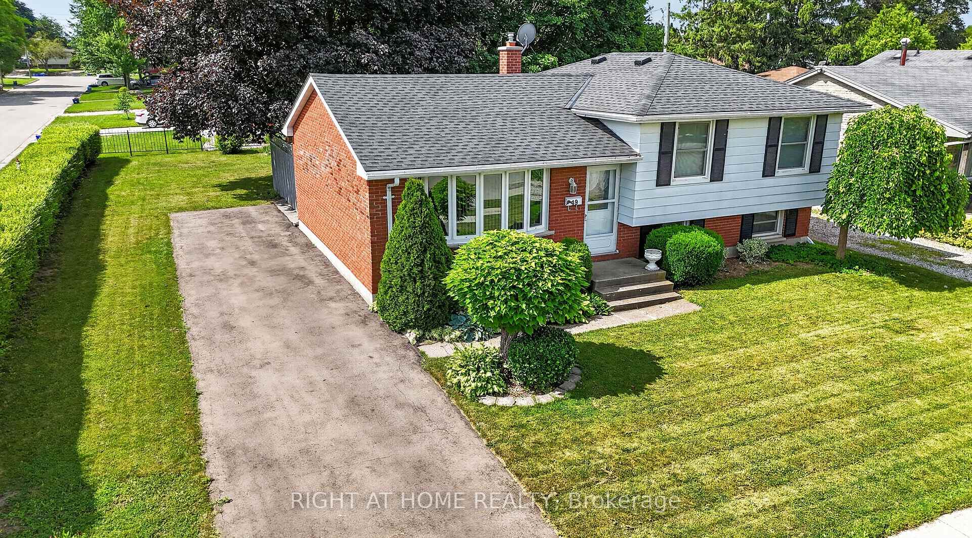 Photo 2 of 49 Locke Avenue, St. Thomas — HOMEH