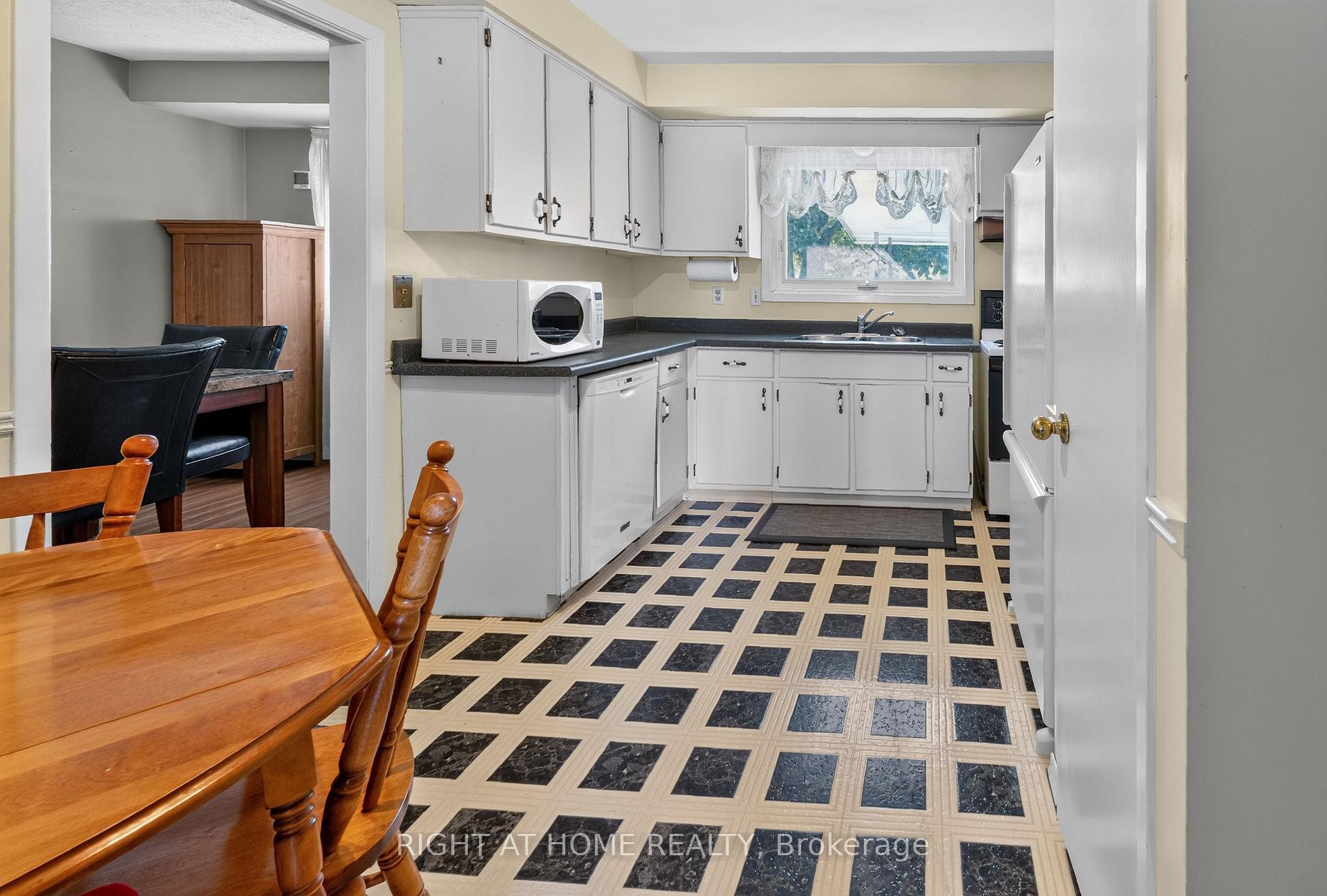 Photo 9 of 49 Locke Avenue, St. Thomas — HOMEH