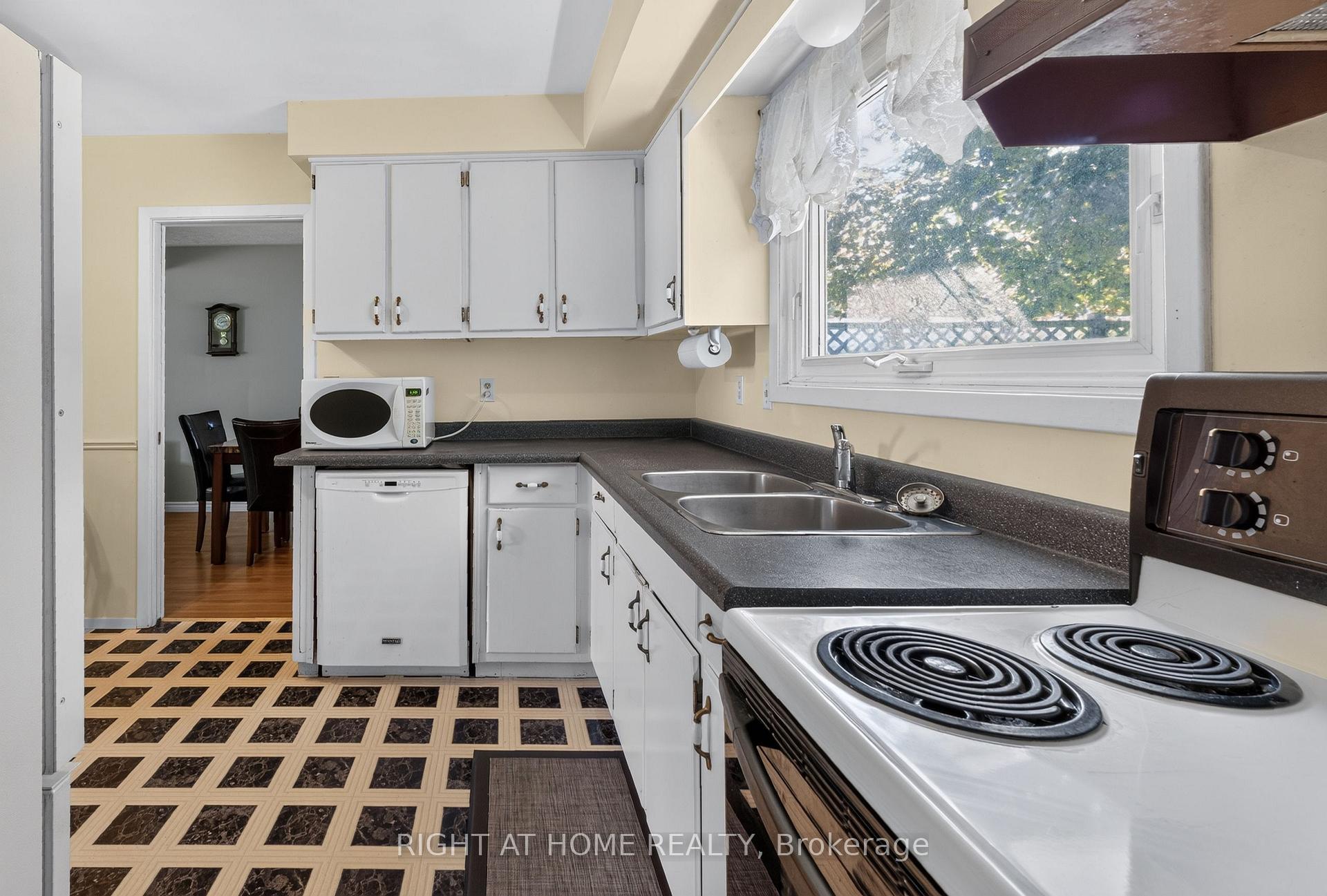 Photo 10 of 49 Locke Avenue, St. Thomas — HOMEH