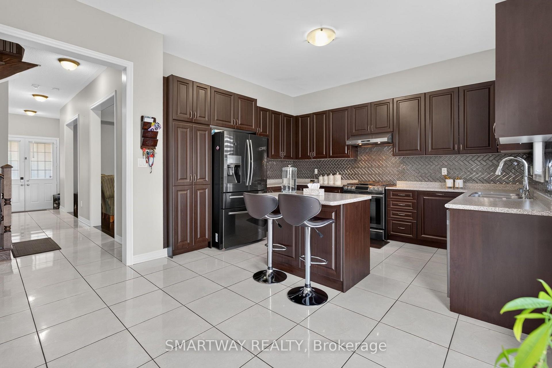 Photo 8 of 26 Fanning Trail, Brampton, Toronto Gore Rural Estate — HOMEH