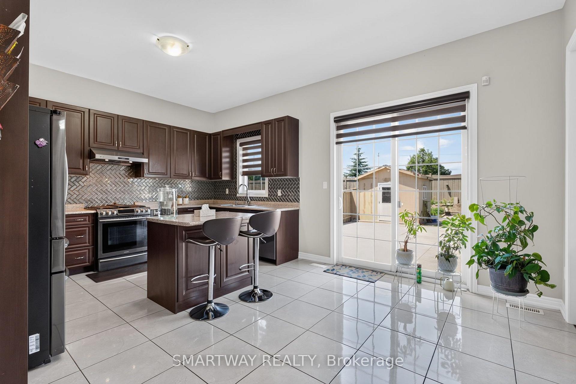 Photo 11 of 26 Fanning Trail, Brampton, Toronto Gore Rural Estate — HOMEH
