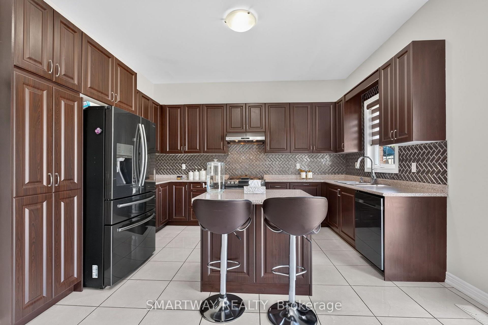 Photo 12 of 26 Fanning Trail, Brampton, Toronto Gore Rural Estate — HOMEH