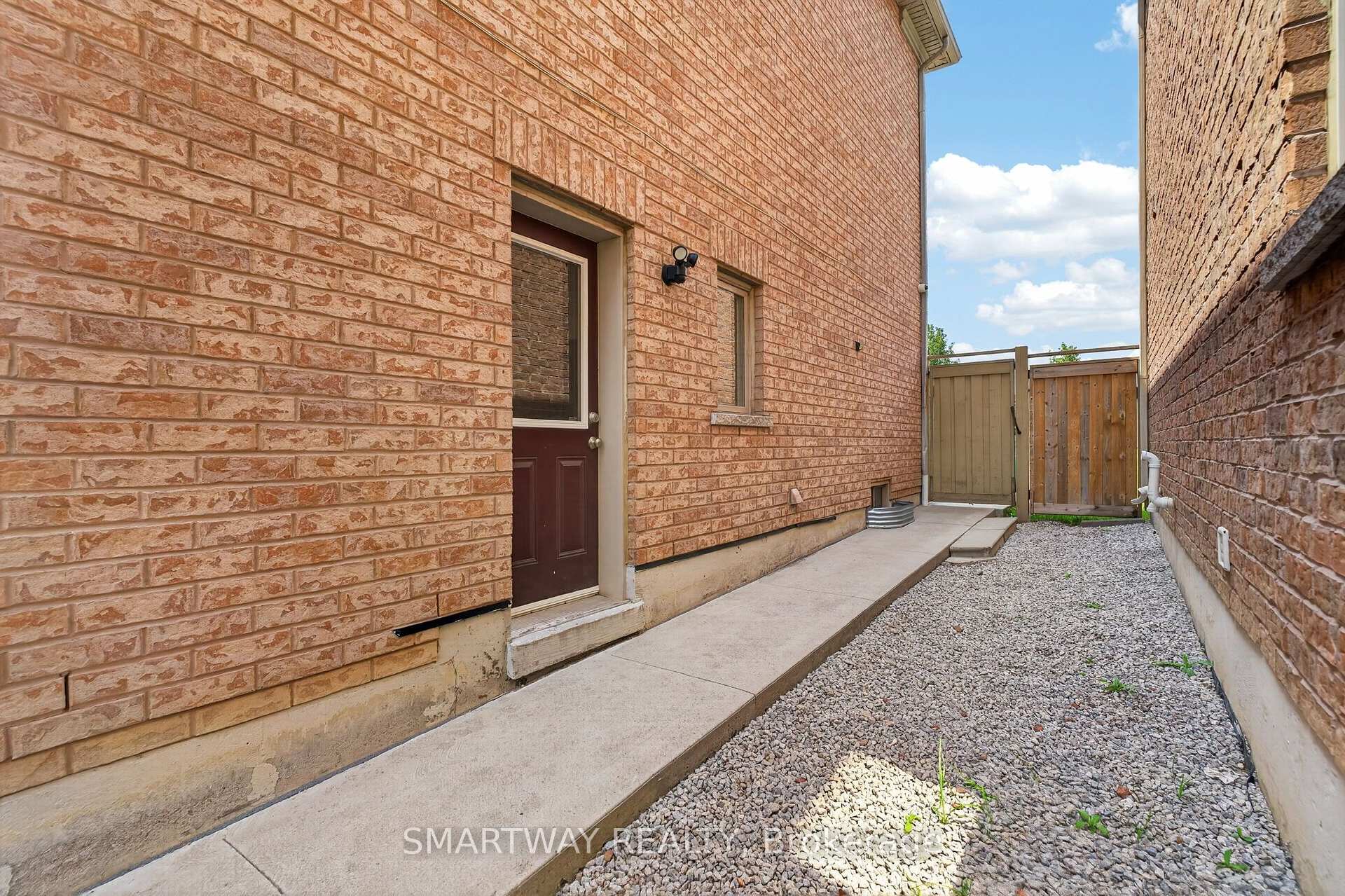 Photo 35 of 26 Fanning Trail, Brampton, Toronto Gore Rural Estate — HOMEH