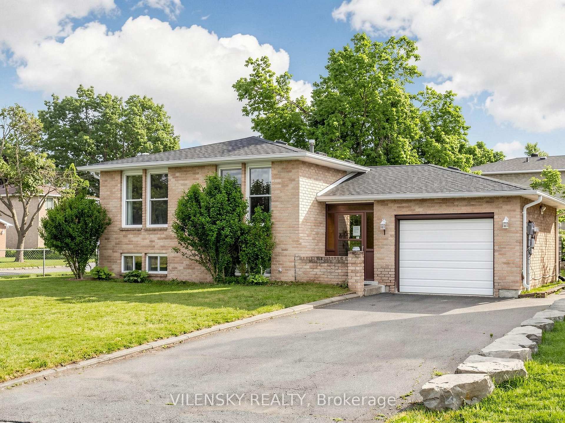 Photo 2 of 1 Oriole Court, Barrie, Cundles East — HOMEH