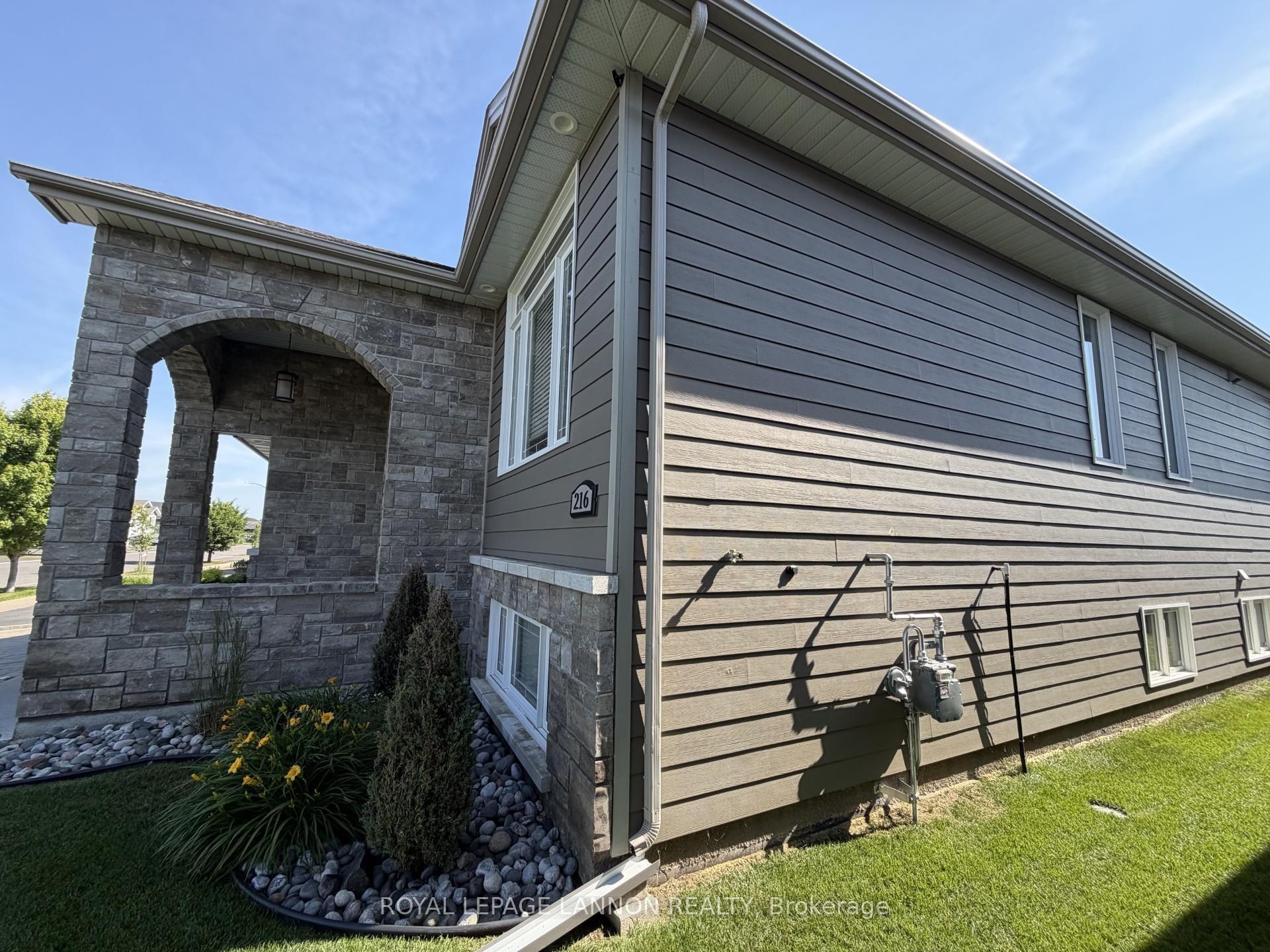 Photo 2 of 216 Cougar Crescent, Thunder Bay, Parkdale — HOMEH