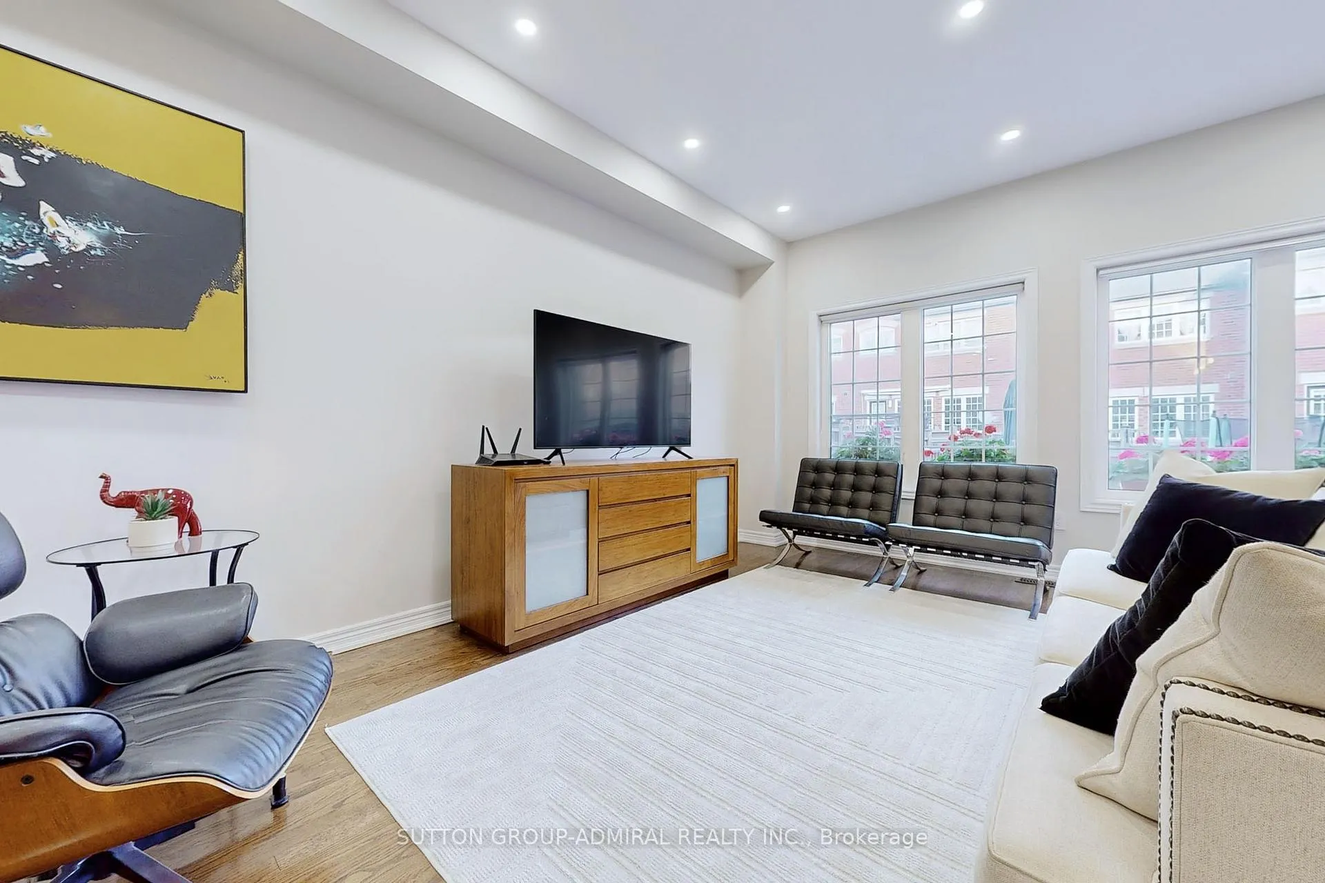 Photo 4 of 41 Lindvest Crescent, Vaughan, Patterson — HOMEH