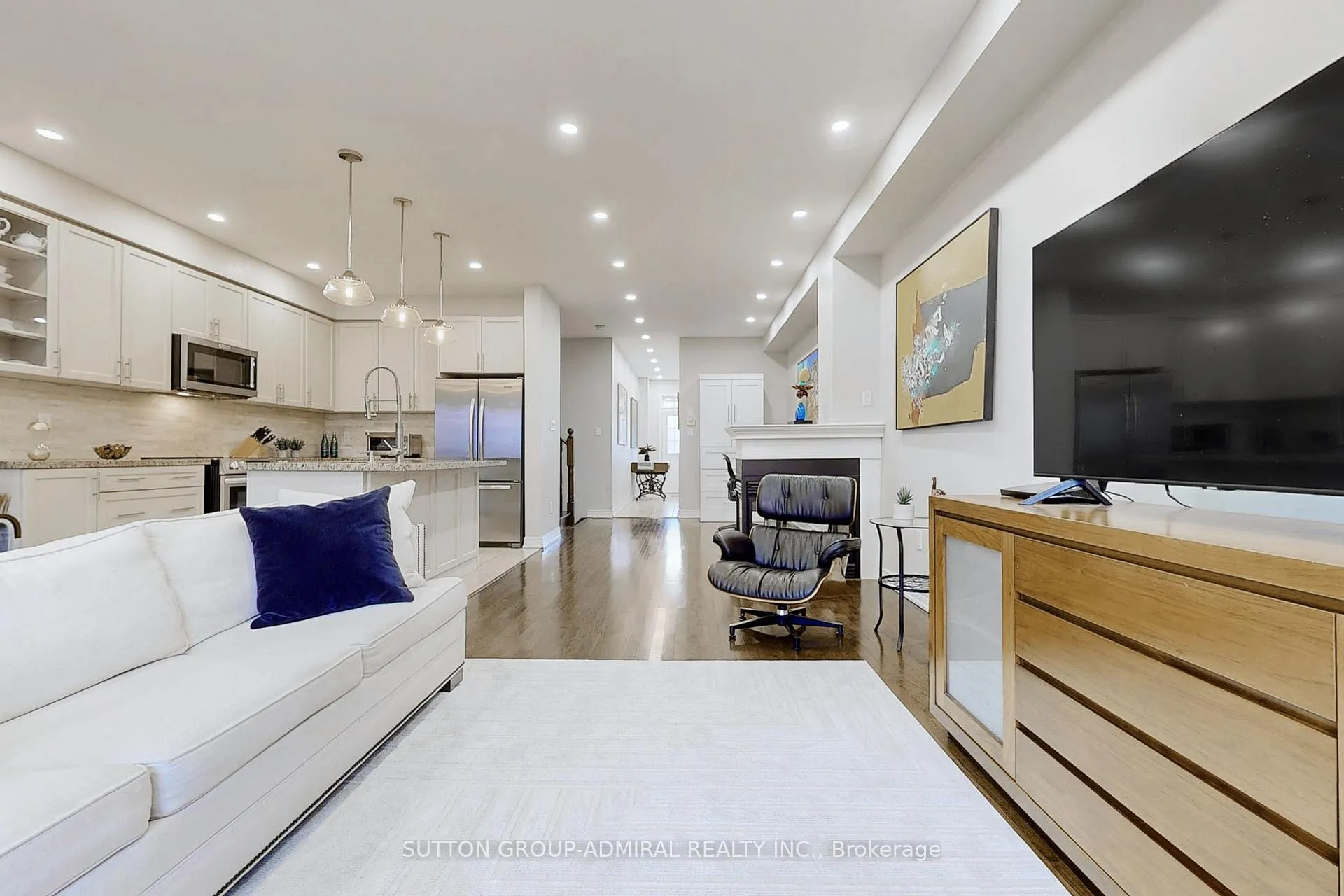 Photo 6 of 41 Lindvest Crescent, Vaughan, Patterson — HOMEH