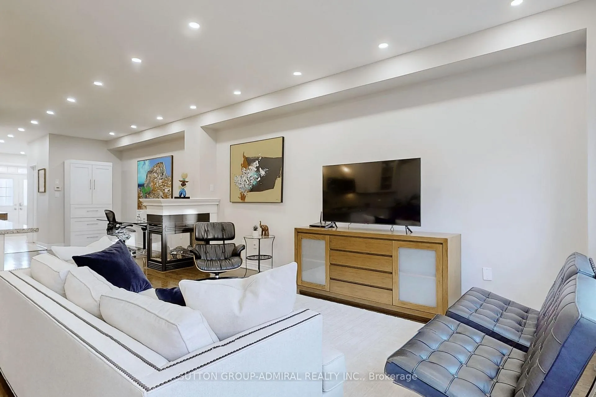 Photo 7 of 41 Lindvest Crescent, Vaughan, Patterson — HOMEH