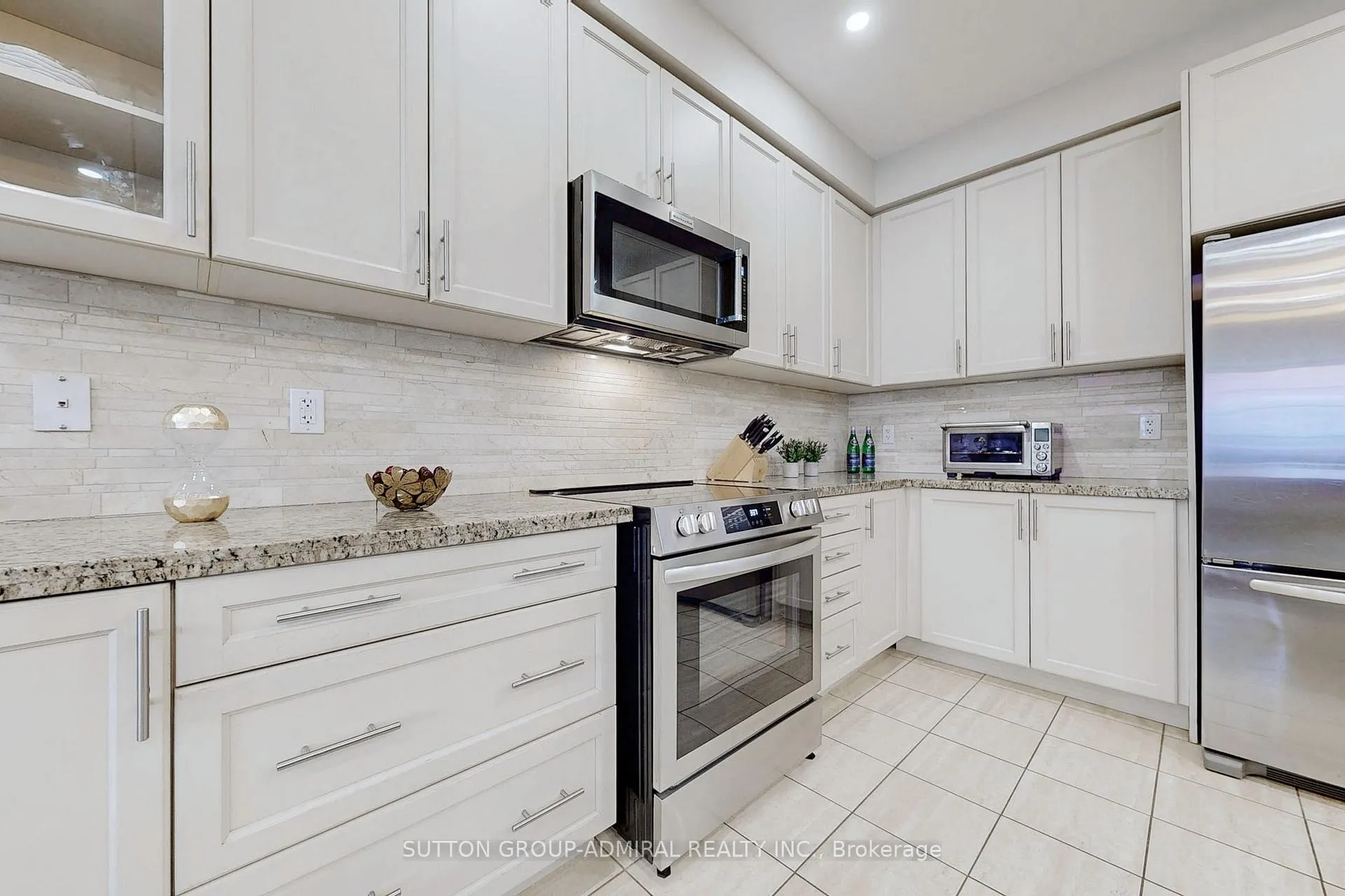 Photo 12 of 41 Lindvest Crescent, Vaughan, Patterson — HOMEH