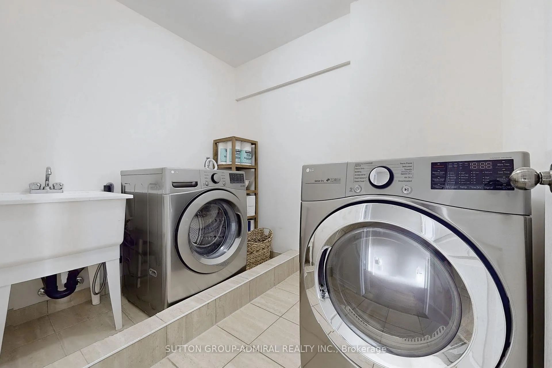 Photo 32 of 41 Lindvest Crescent, Vaughan, Patterson — HOMEH