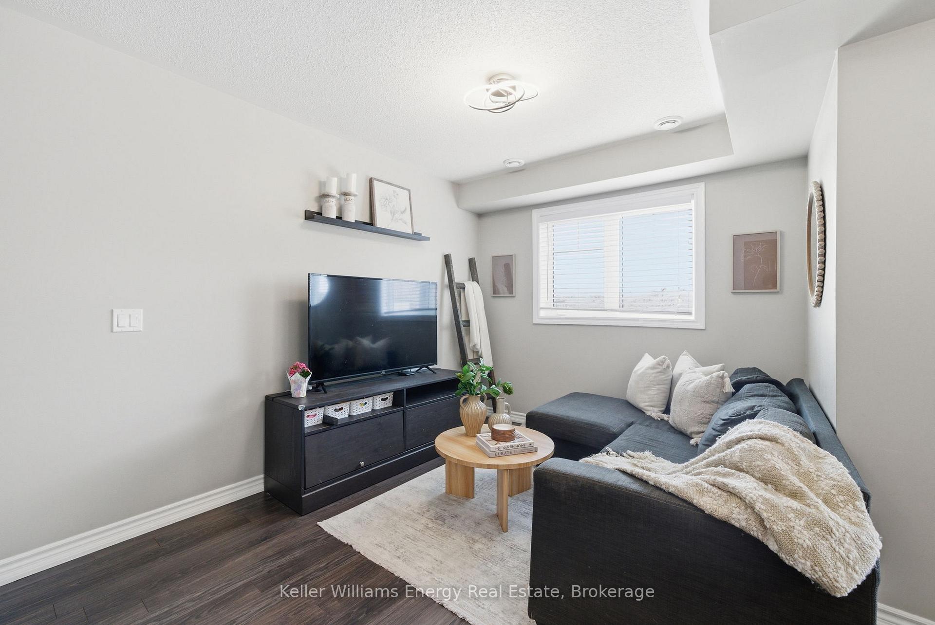 Photo 5 of 98 Tabaret Crescent, Oshawa, Windfields — HOMEH