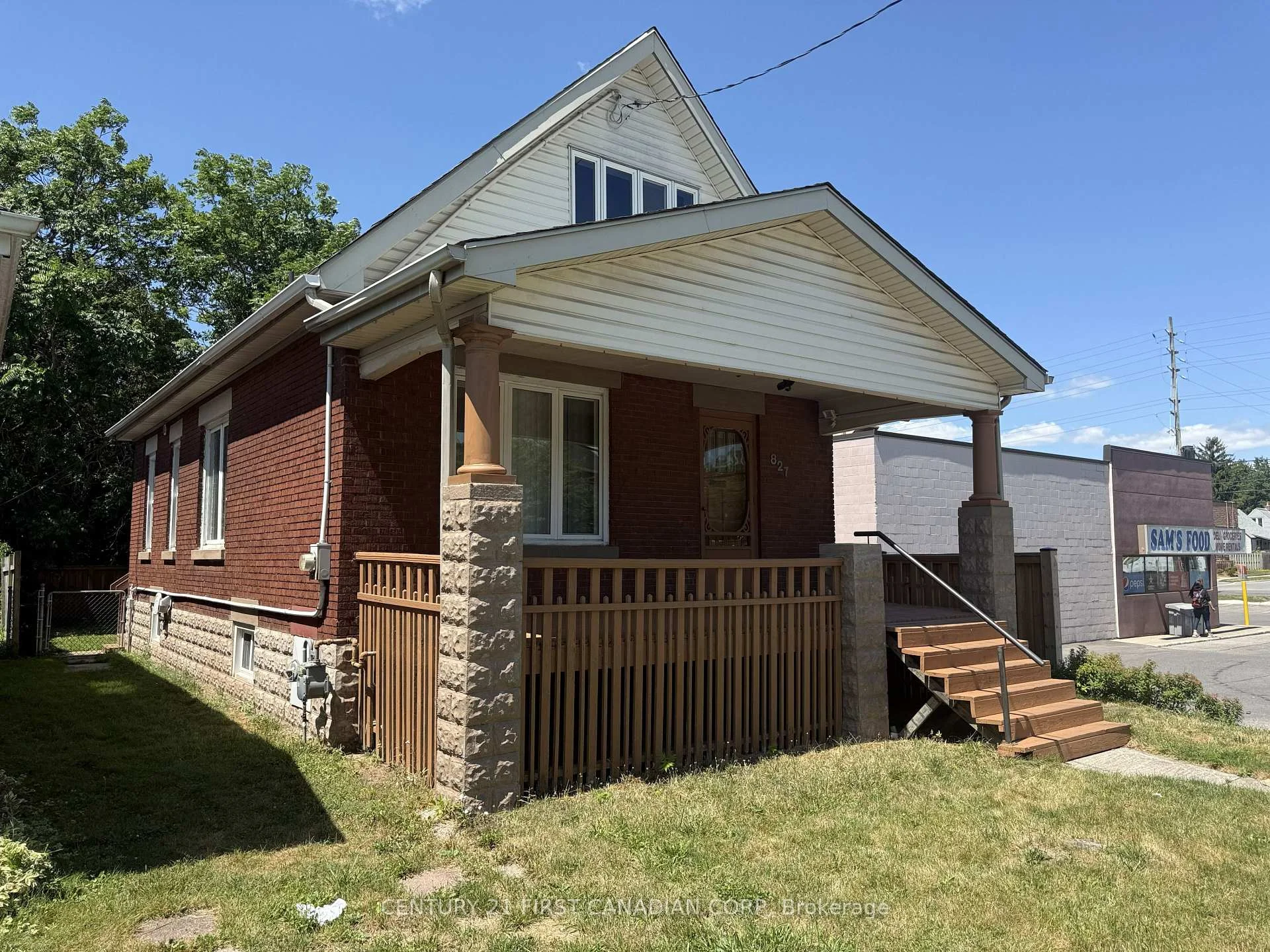 Front of 827 Quebec Street
