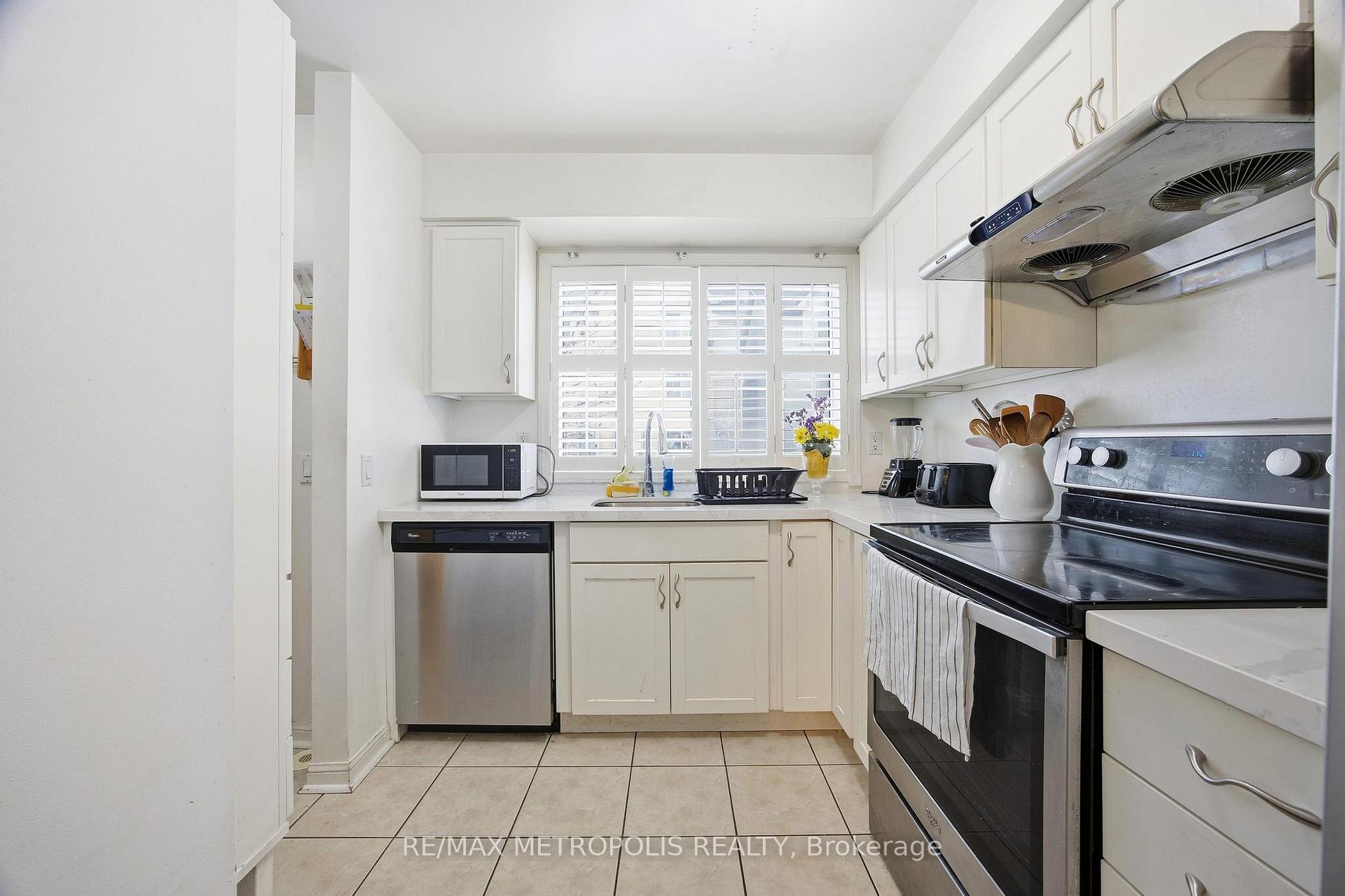 Photo 4 of Unit 40, 21 Replin Road, Toronto, Englemount-Lawrence — HOMEH