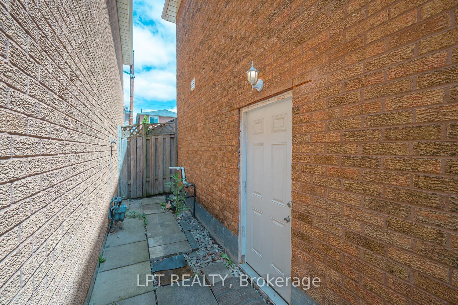 Photo 32 of 82 Michigan Avenue, Brampton, Fletcher's Creek South — HOMEH