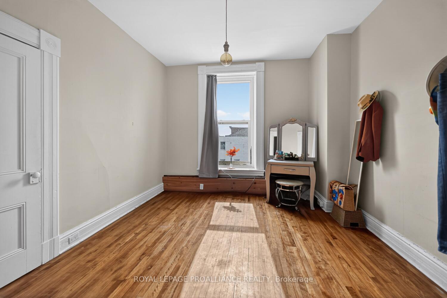 Photo 5 of 2 -42 King Street E, Brockville, Brockville — HOMEH