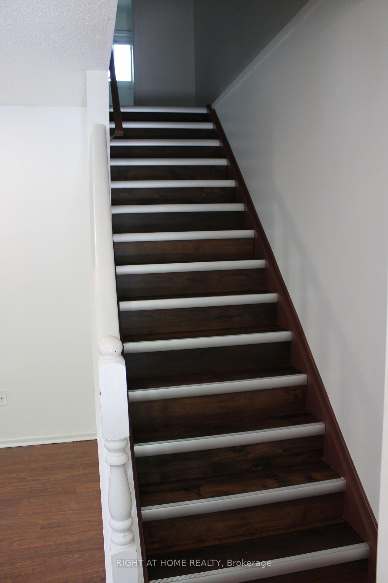 Photo 5 of 168 Golfdale Crescent, London, South Q — HOMEH