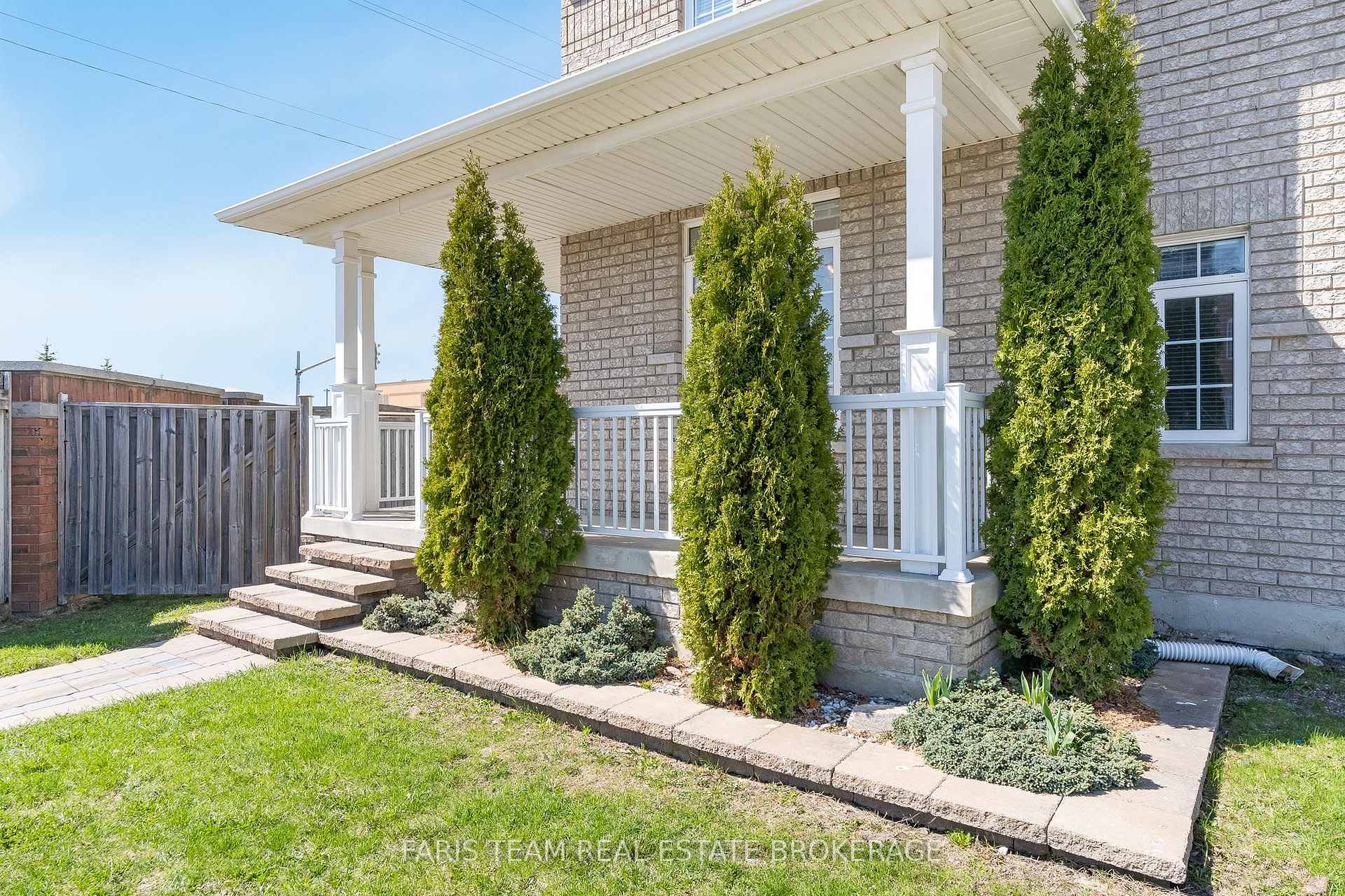 Photo 4 of 135 Prince William Way, Barrie, Innis-Shore — HOMEH