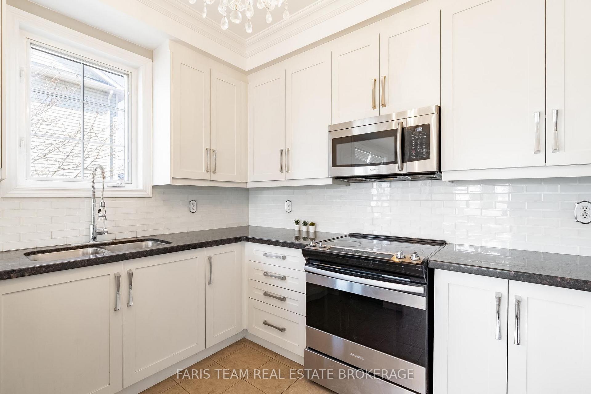 Photo 8 of 135 Prince William Way, Barrie, Innis-Shore — HOMEH