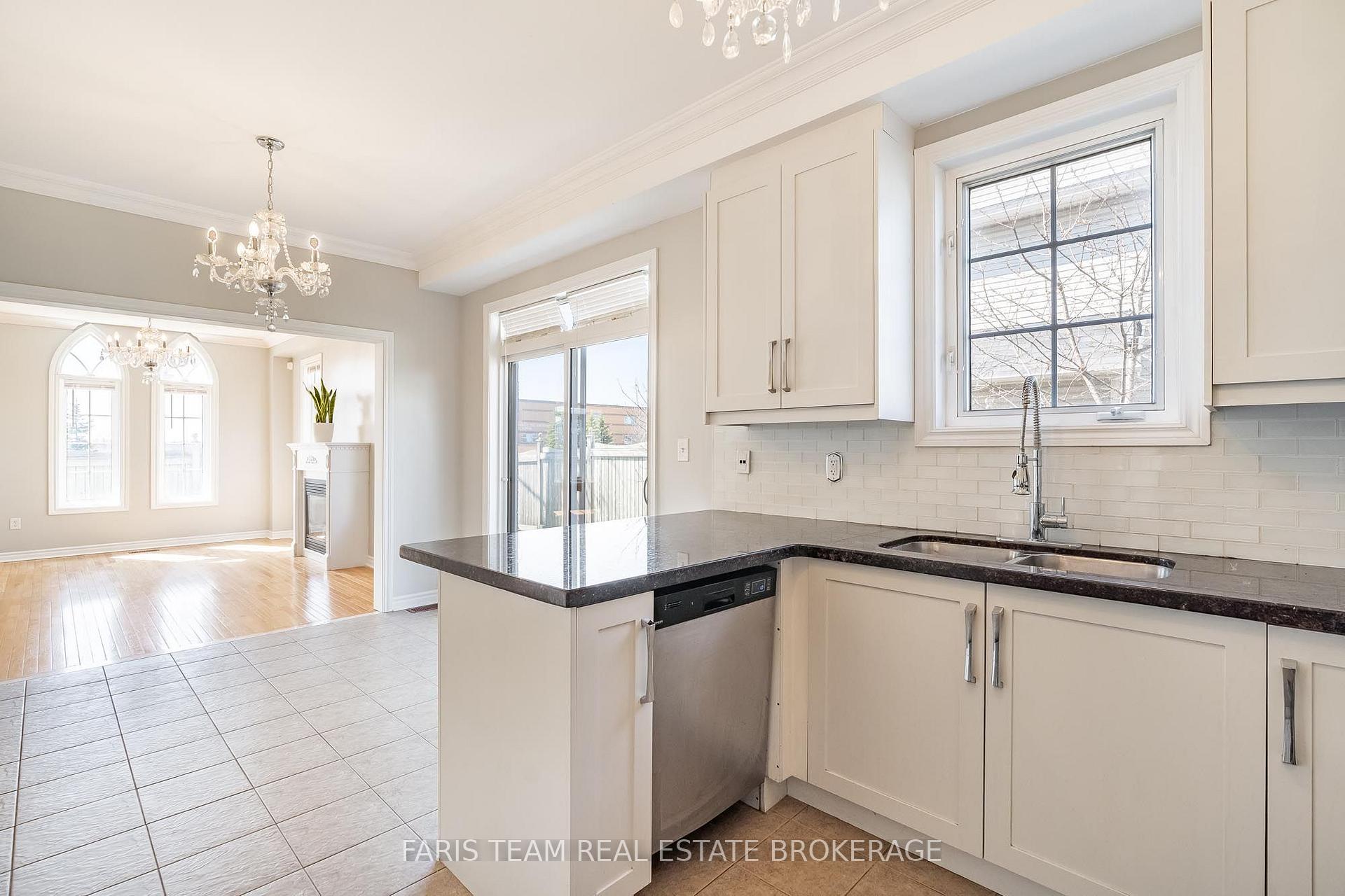 Photo 10 of 135 Prince William Way, Barrie, Innis-Shore — HOMEH