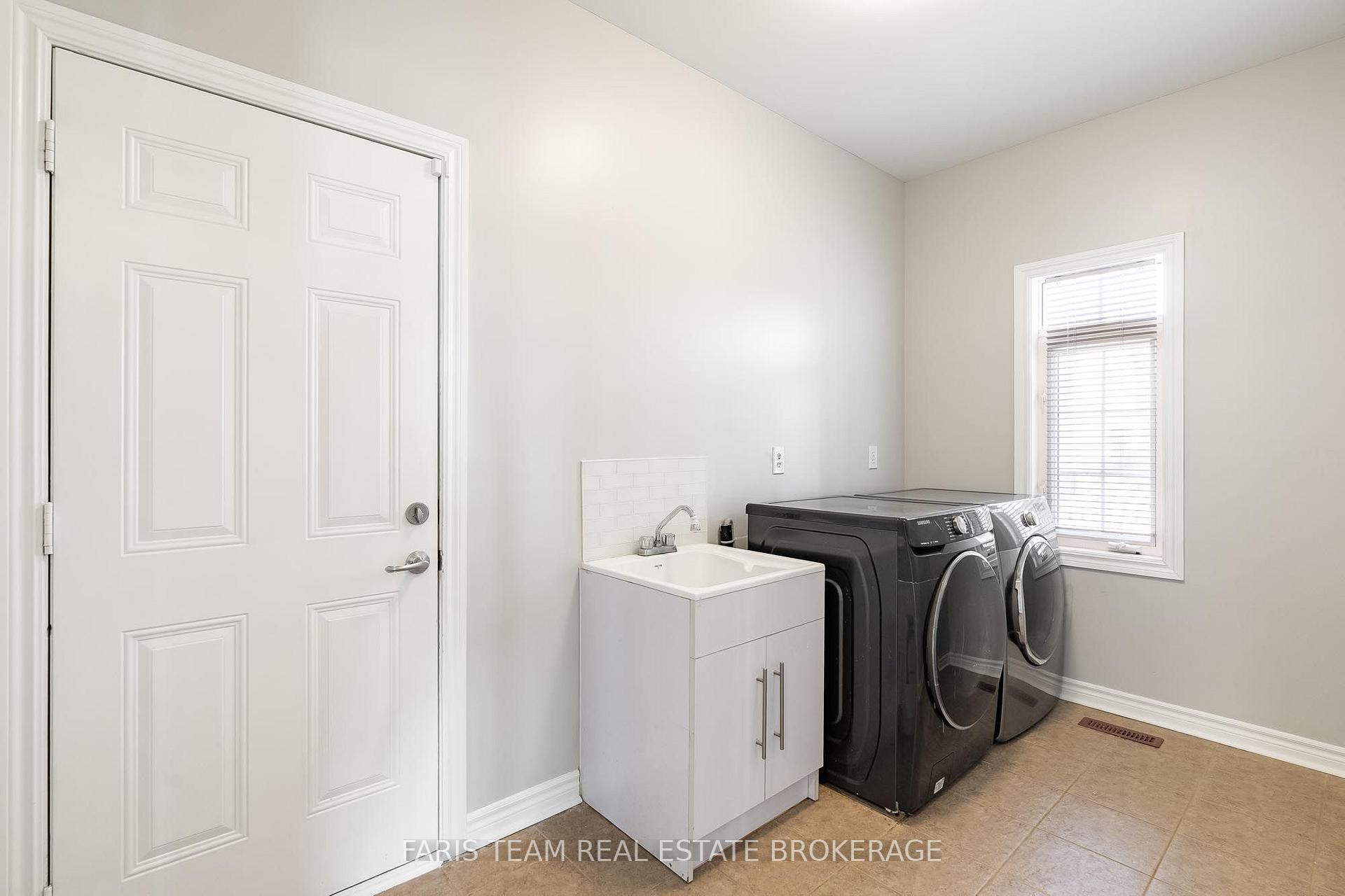 Photo 24 of 135 Prince William Way, Barrie, Innis-Shore — HOMEH