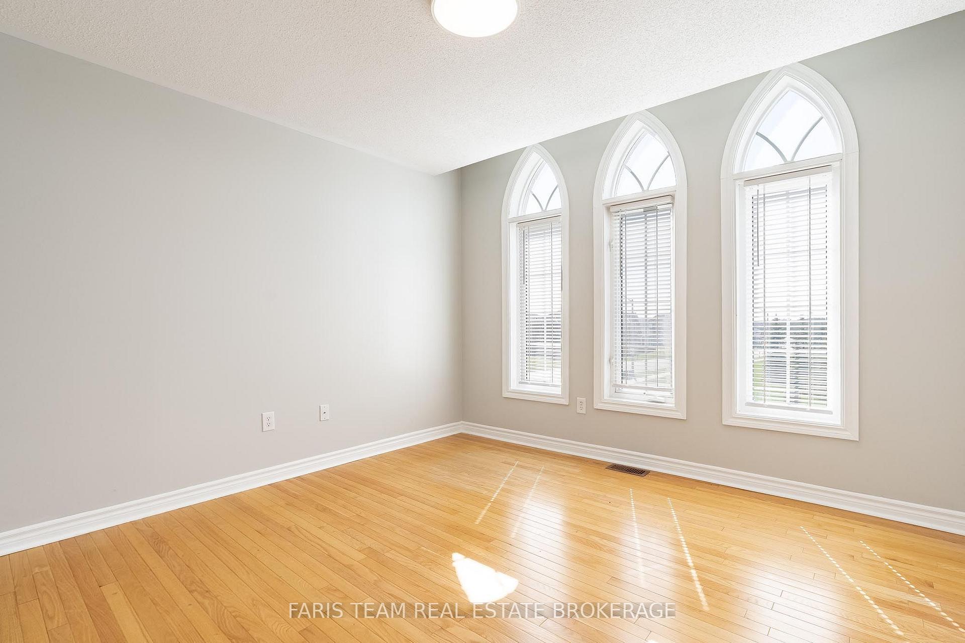 Photo 34 of 135 Prince William Way, Barrie, Innis-Shore — HOMEH