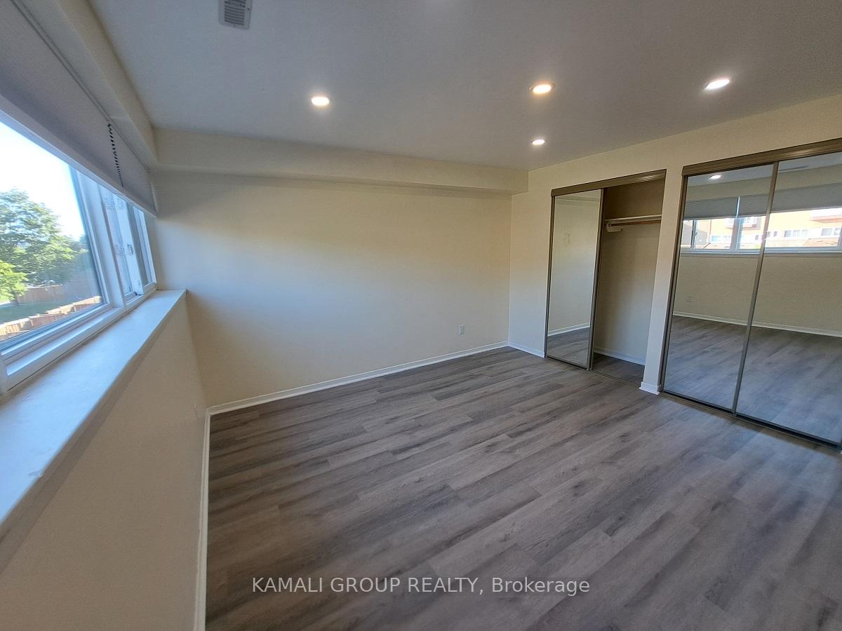 Photo 43 of 262 John Garland Boulevard, Etobicoke, West Humber-Clairville — HOMEH