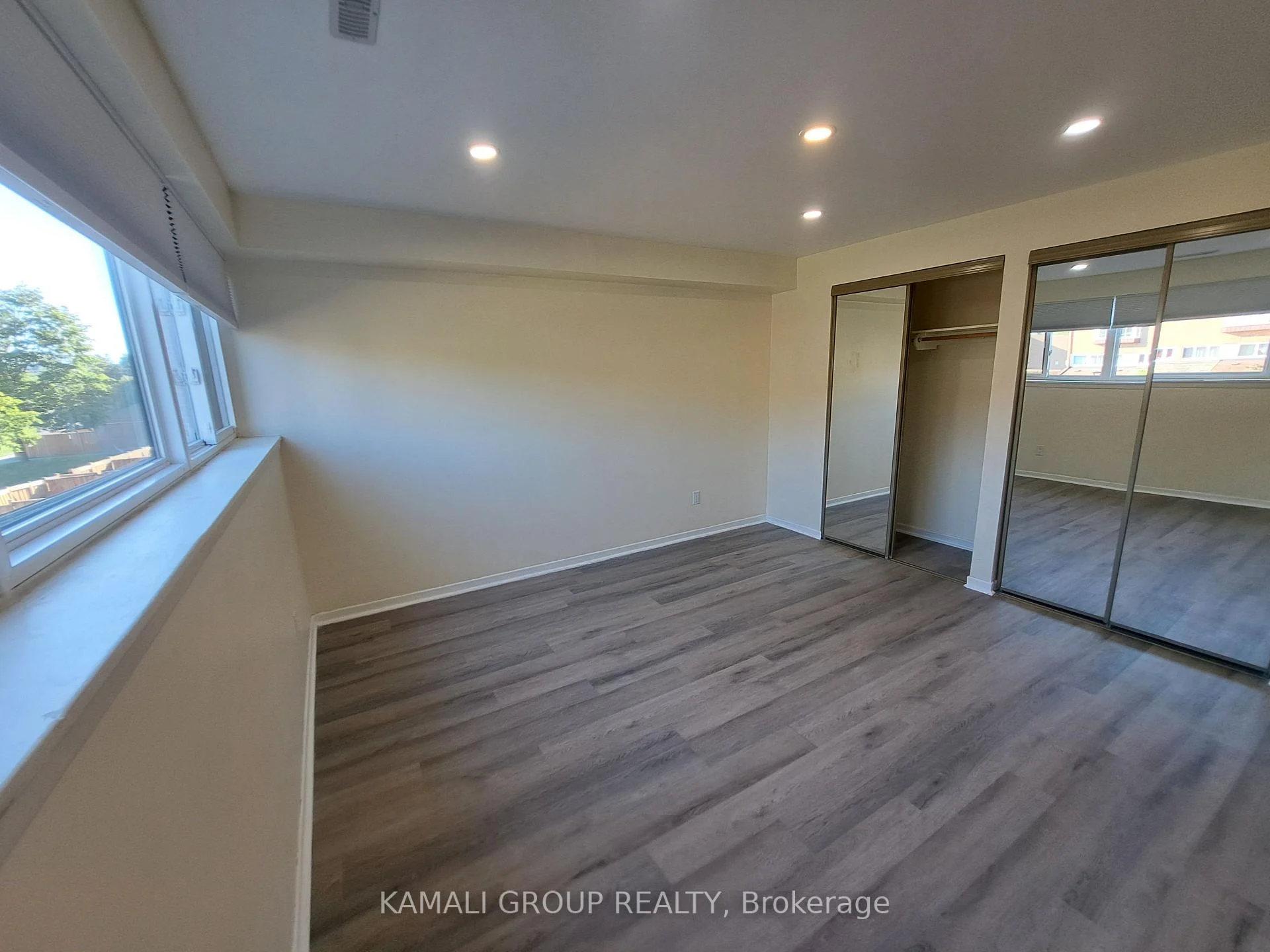 Photo 13 of 262 John Garland Boulevard, Etobicoke, West Humber-Clairville — HOMEH