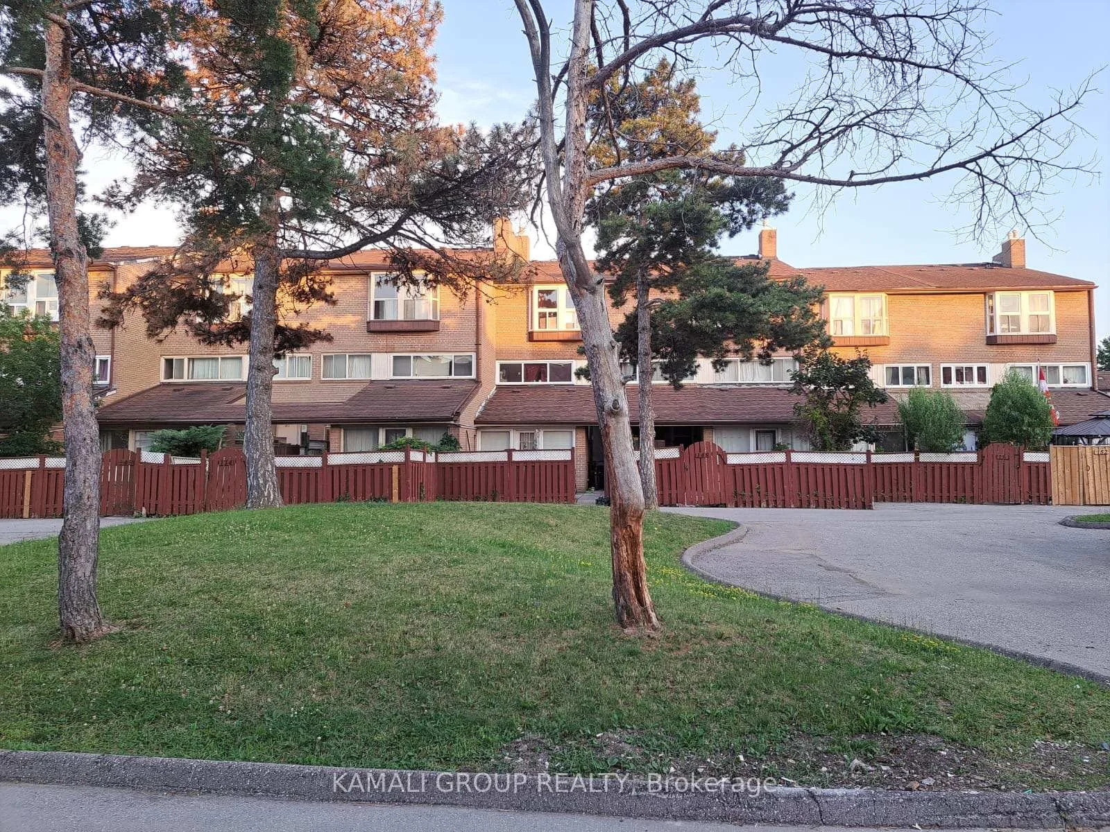 Photo 34 of 262 John Garland Boulevard, Etobicoke, West Humber-Clairville — HOMEH