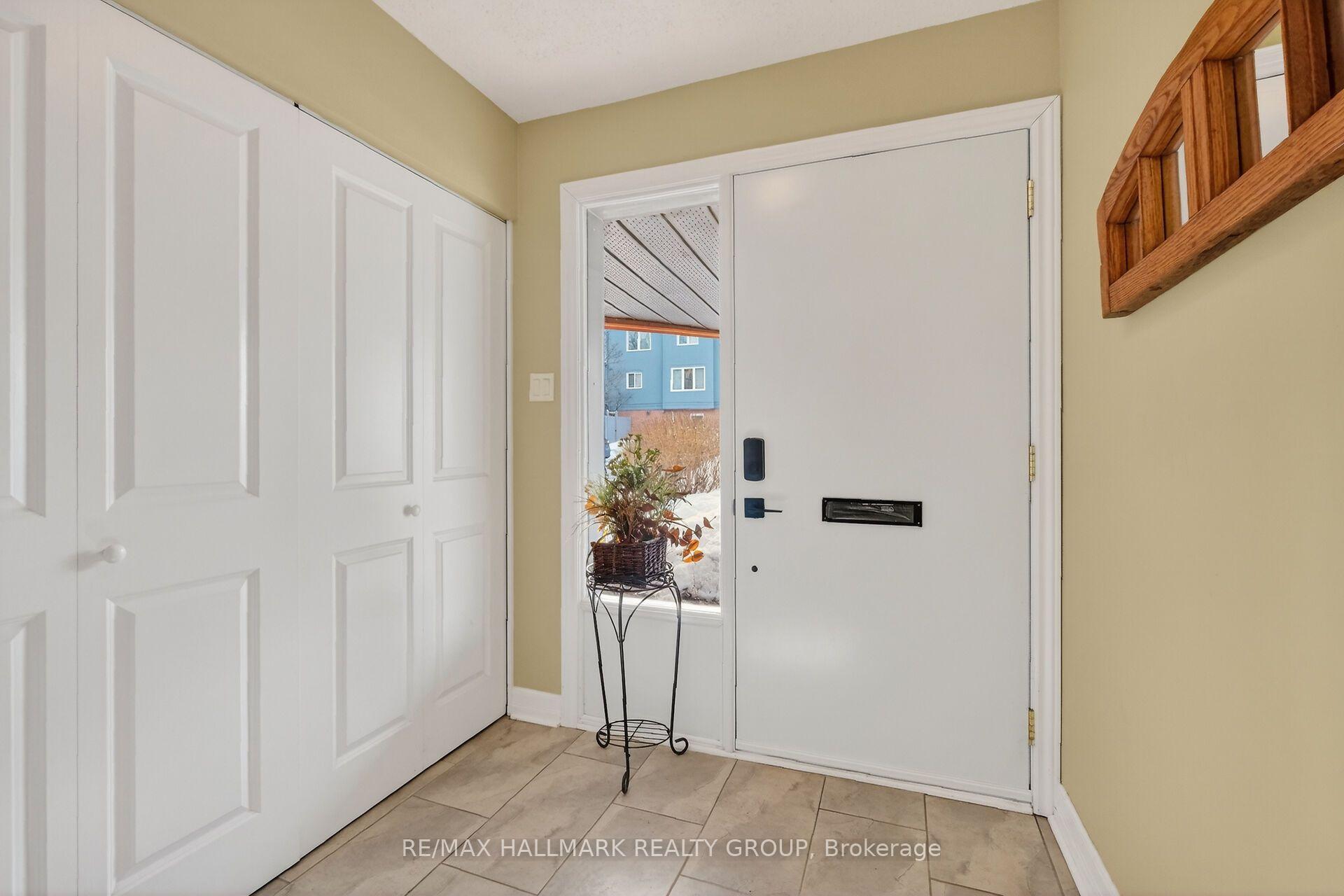 Photo 4 of Unit D, 3 Birchdale Avenue, Ottawa, Bayshore — HOMEH